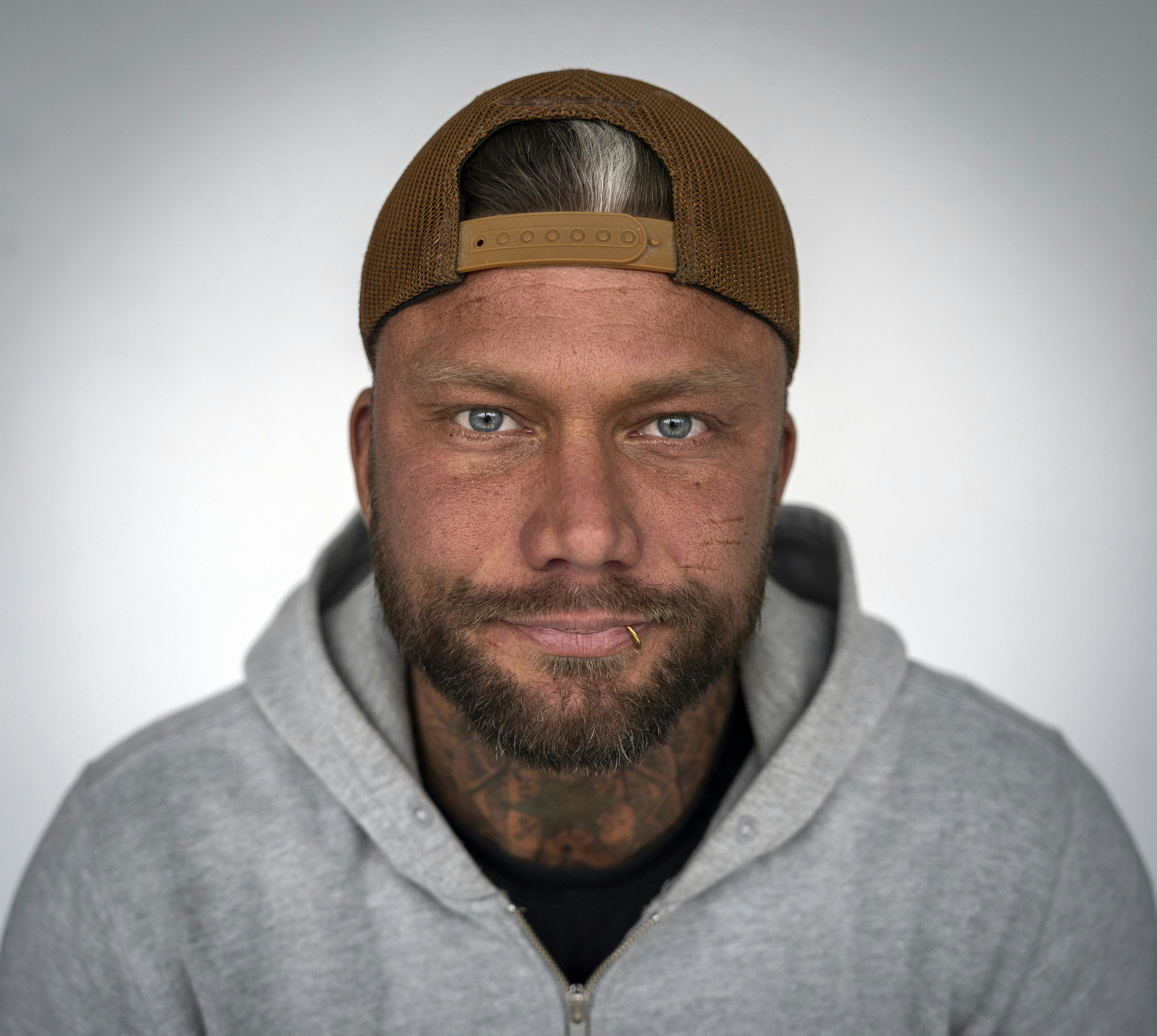 Simon "Smukke Simon" Iversen er blevet fyret.