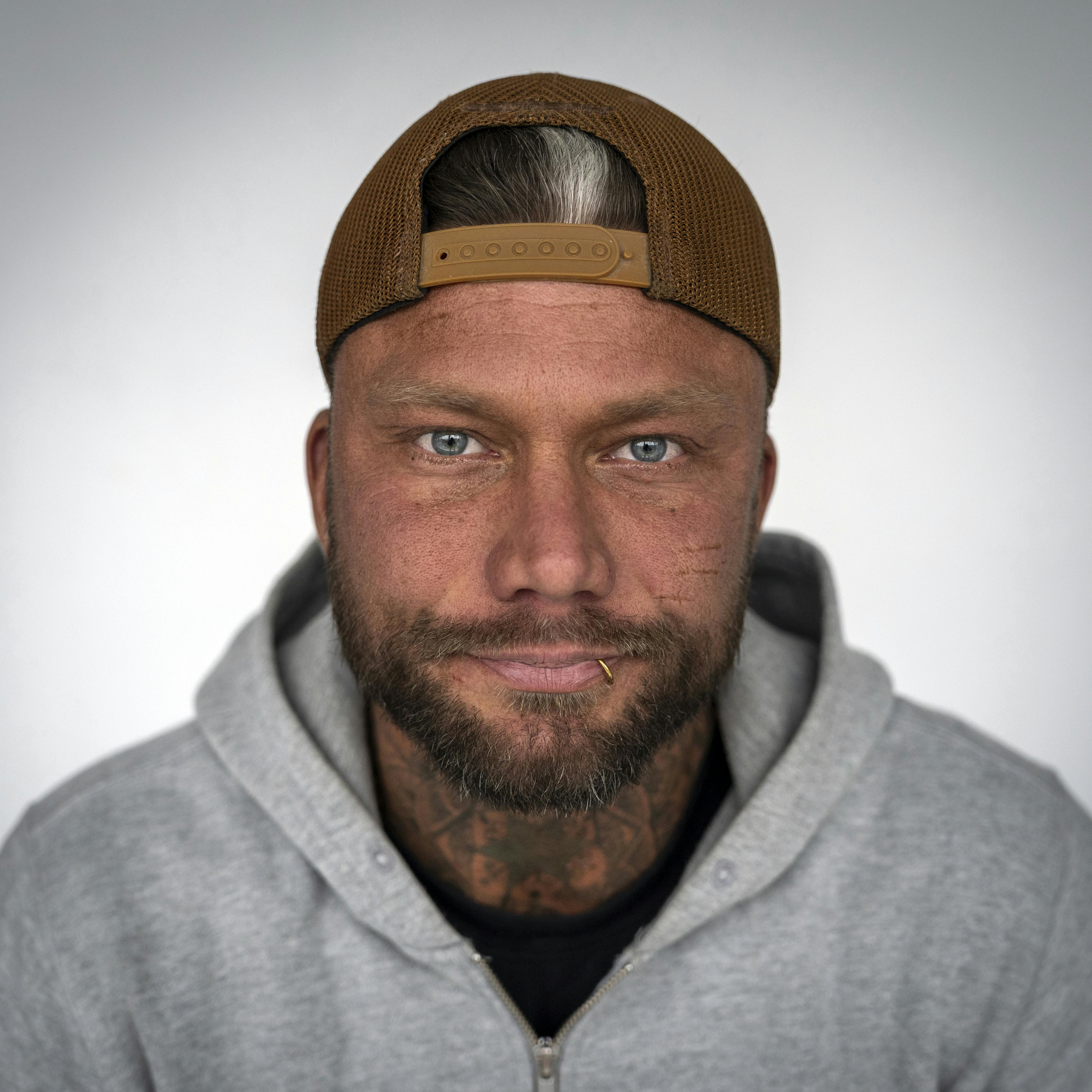 Simon "Smukke Simon" Iversen er blevet fyret.