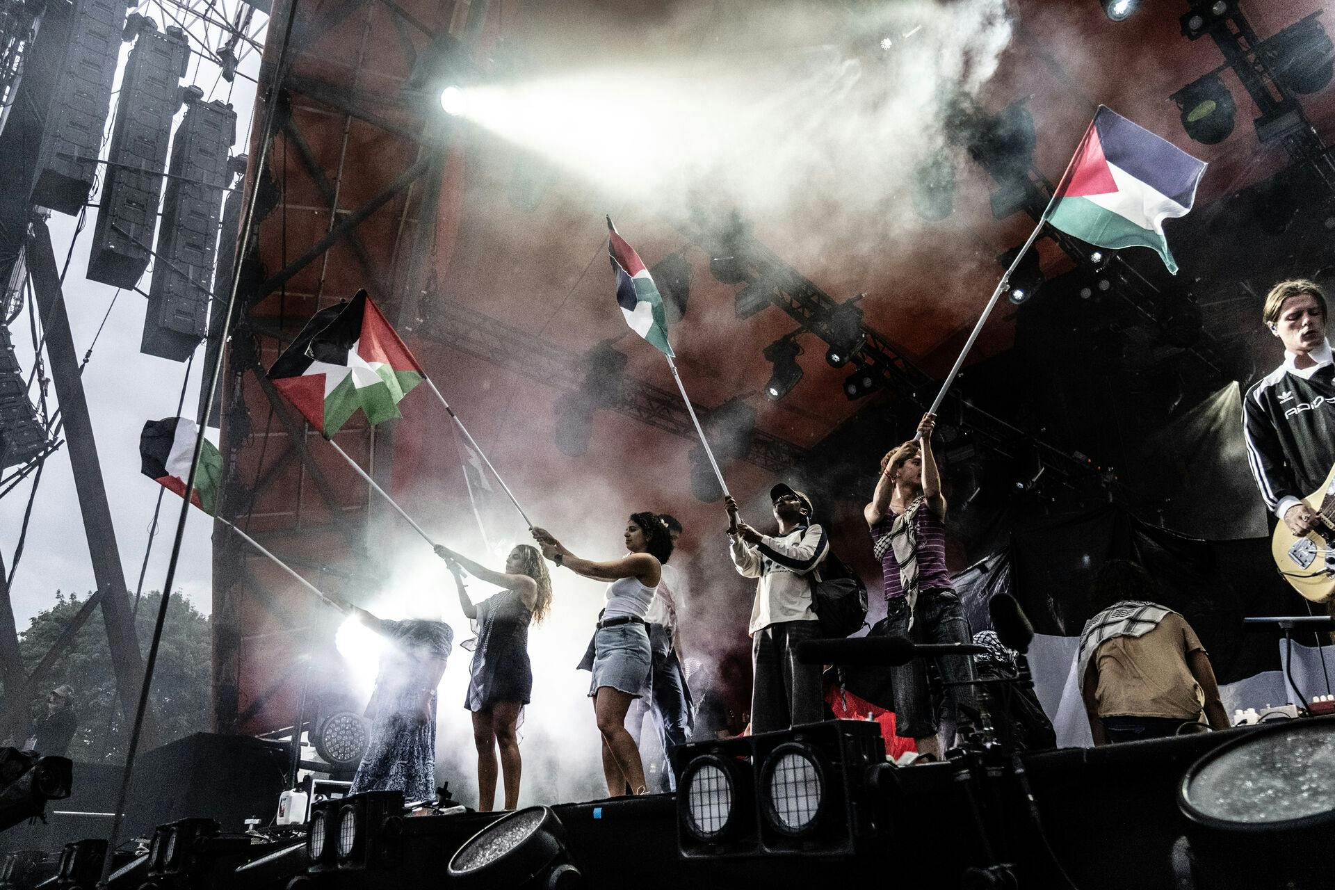 Fontaines D.C. spiller på Orange Scene og har inviteret gæster på scenen - der chantes og råbes Free Palestine og Grønland på Roskilde Festival onsdag den 2. juli 2025.