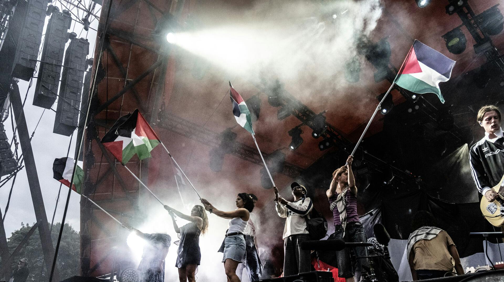Fontaines D.C. spiller på Orange Scene og har inviteret gæster på scenen - der chantes og råbes Free Palestine og Grønland på Roskilde Festival onsdag den 2. juli 2025.