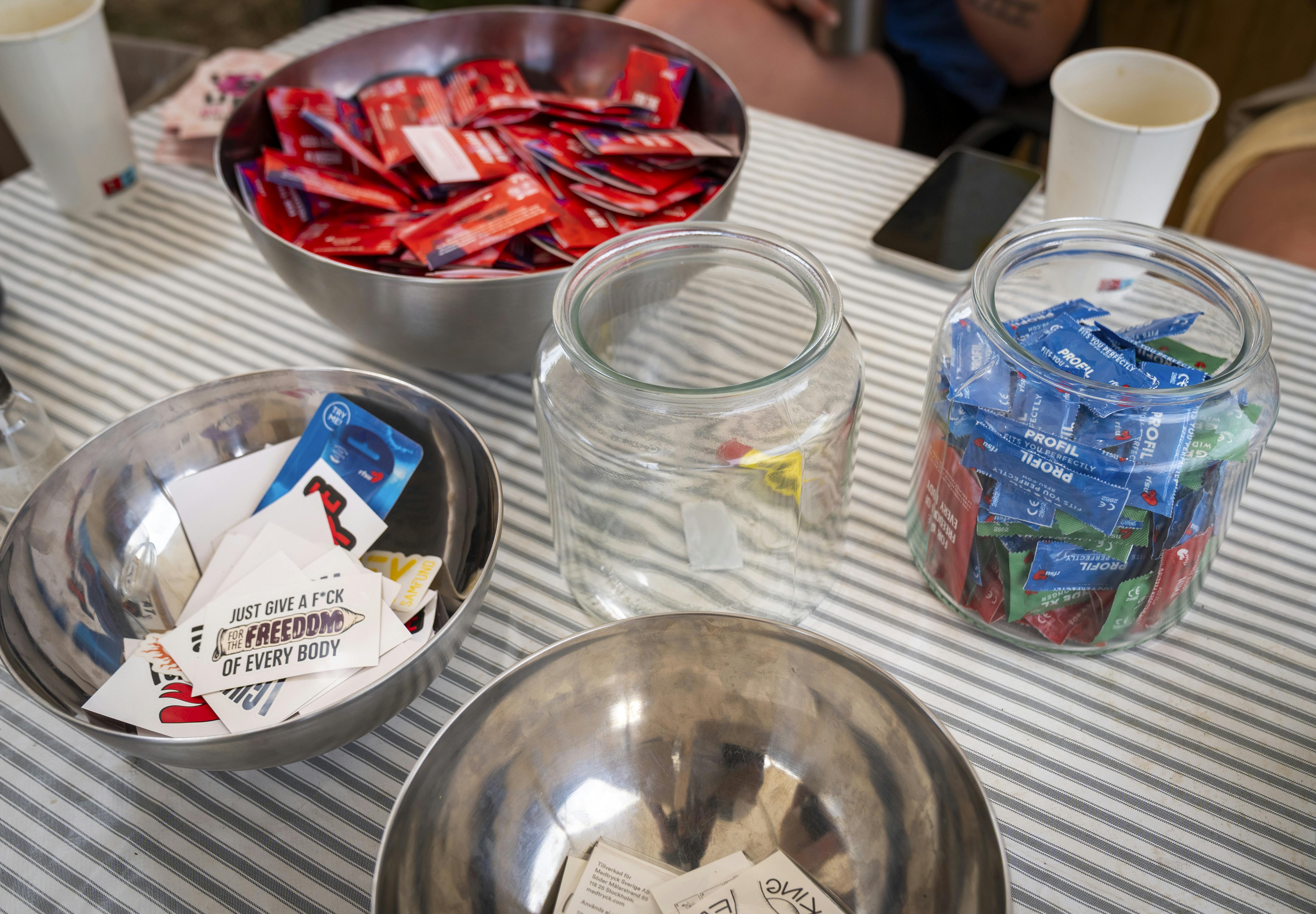 Flere forskellige kondomer gives gratis ud til gæsterne.