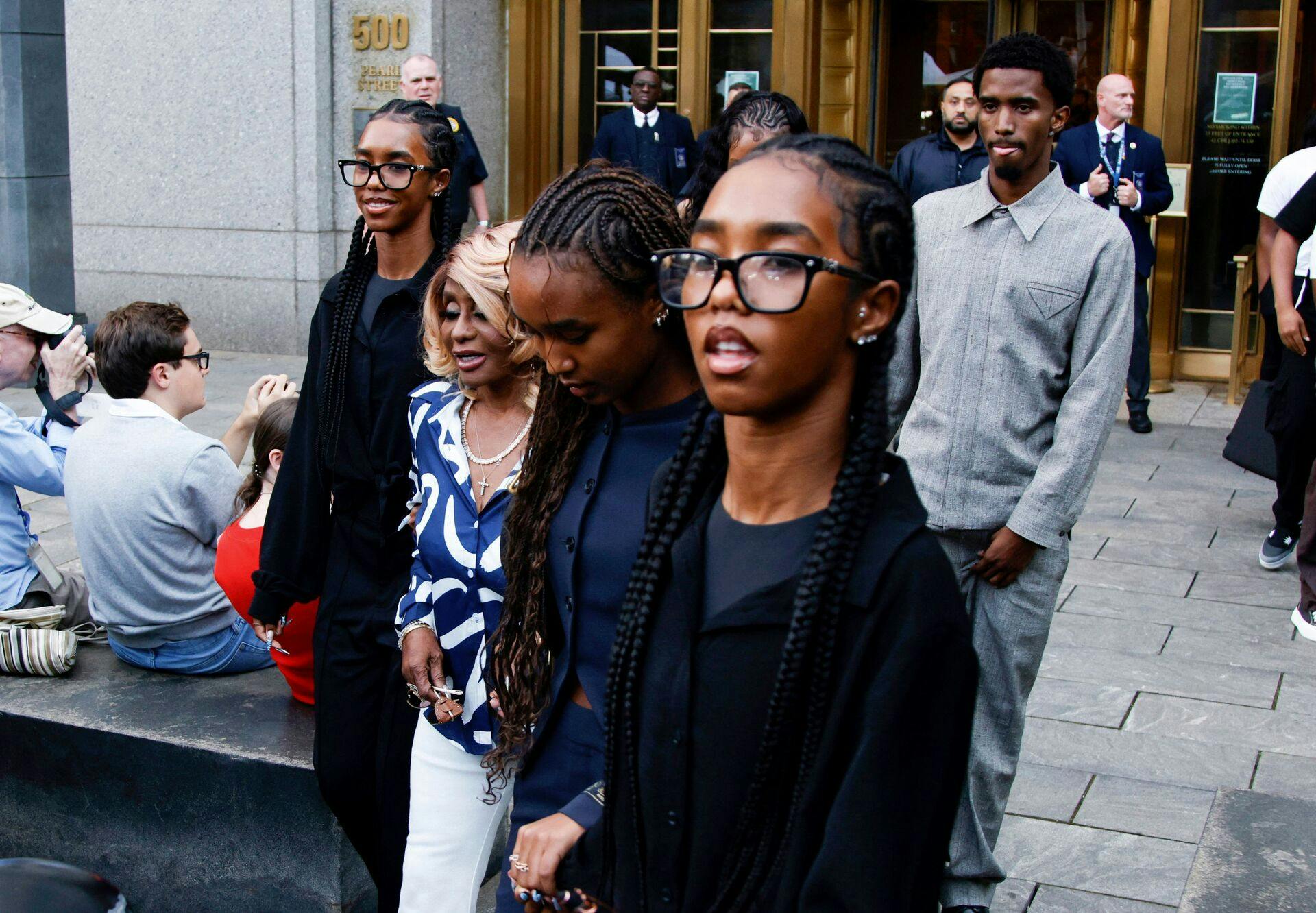 D'illa Combs (th.) fører sine søstre, Chance Combs og Jessie Combs, samt deres bedstemor, Janice Combs, ud af retsbygningen, efter at Sean "Diddy" Combs blev nægtet kaution, efter han blev dømt for anklager relateret til prostitution og frifundet for sexhandel og organiseret kriminalitet.