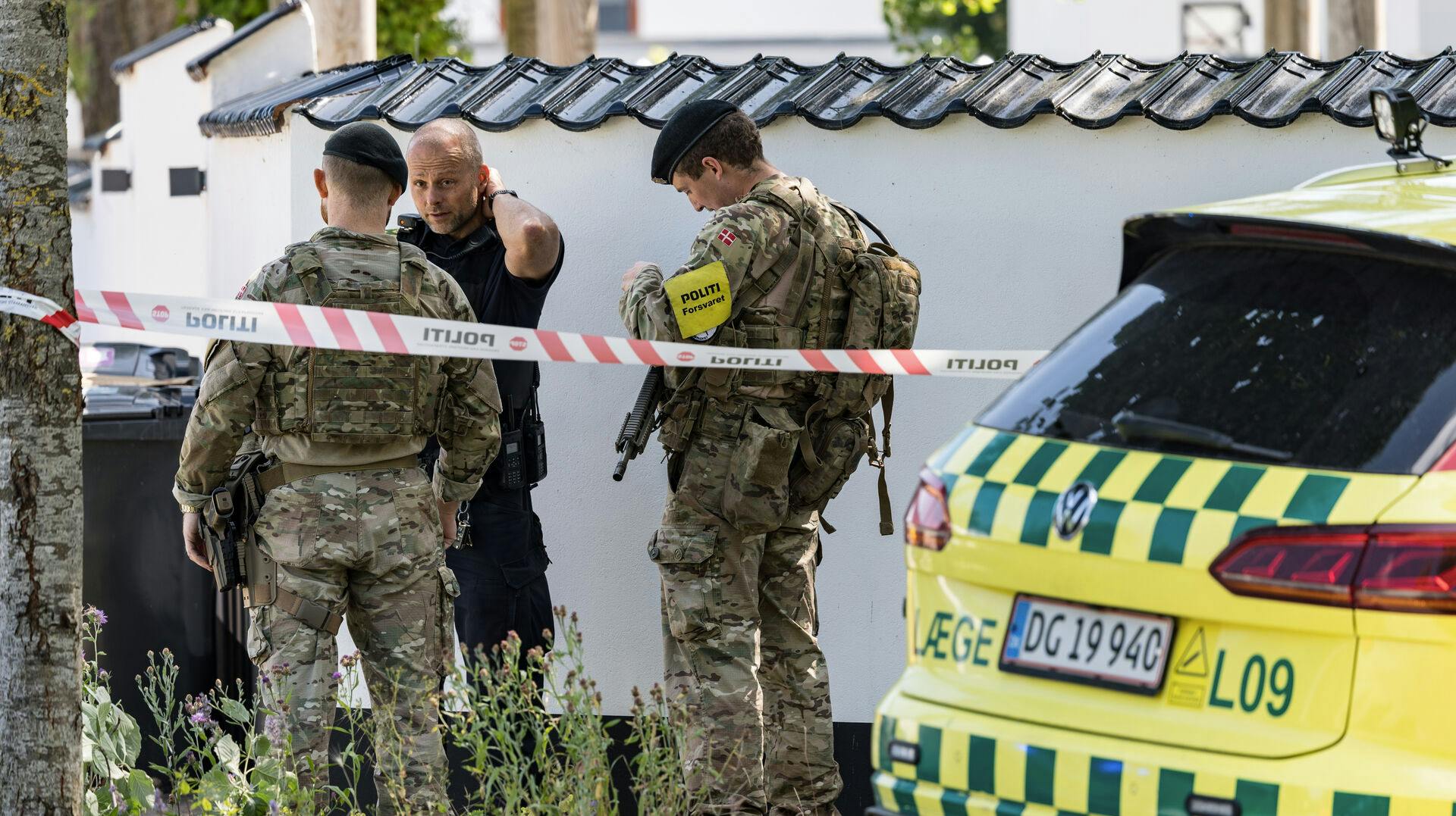 Politi og redningsmandskab er massivt til stede ved Norgesmindevej i Hellrup, hvor Israels Ambassade ligger.