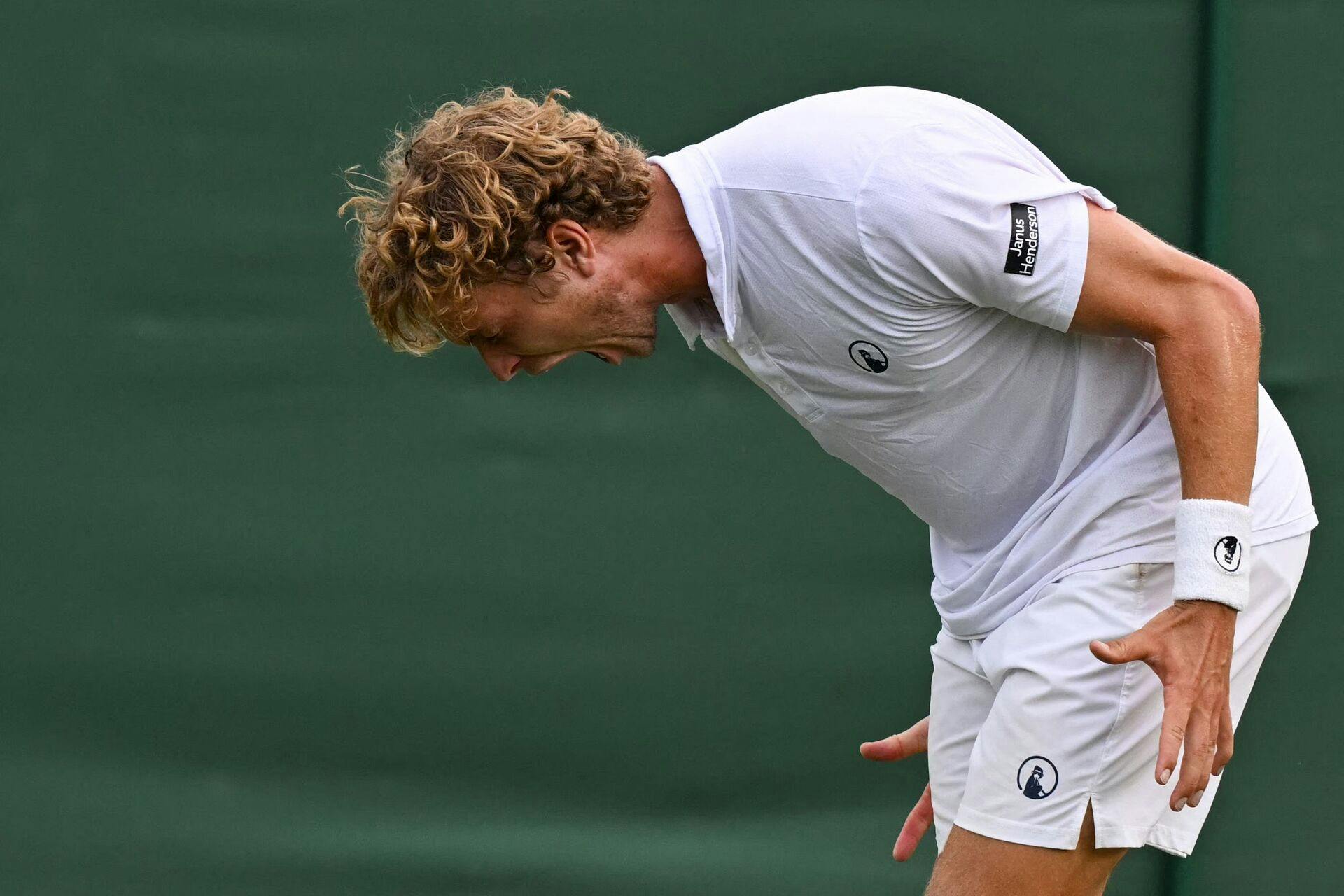 Med et kraftfuldt sejrsskrig fejrer danskeren sin sensationelle Wimbledon-triumf efter over fire timers episk kamp.