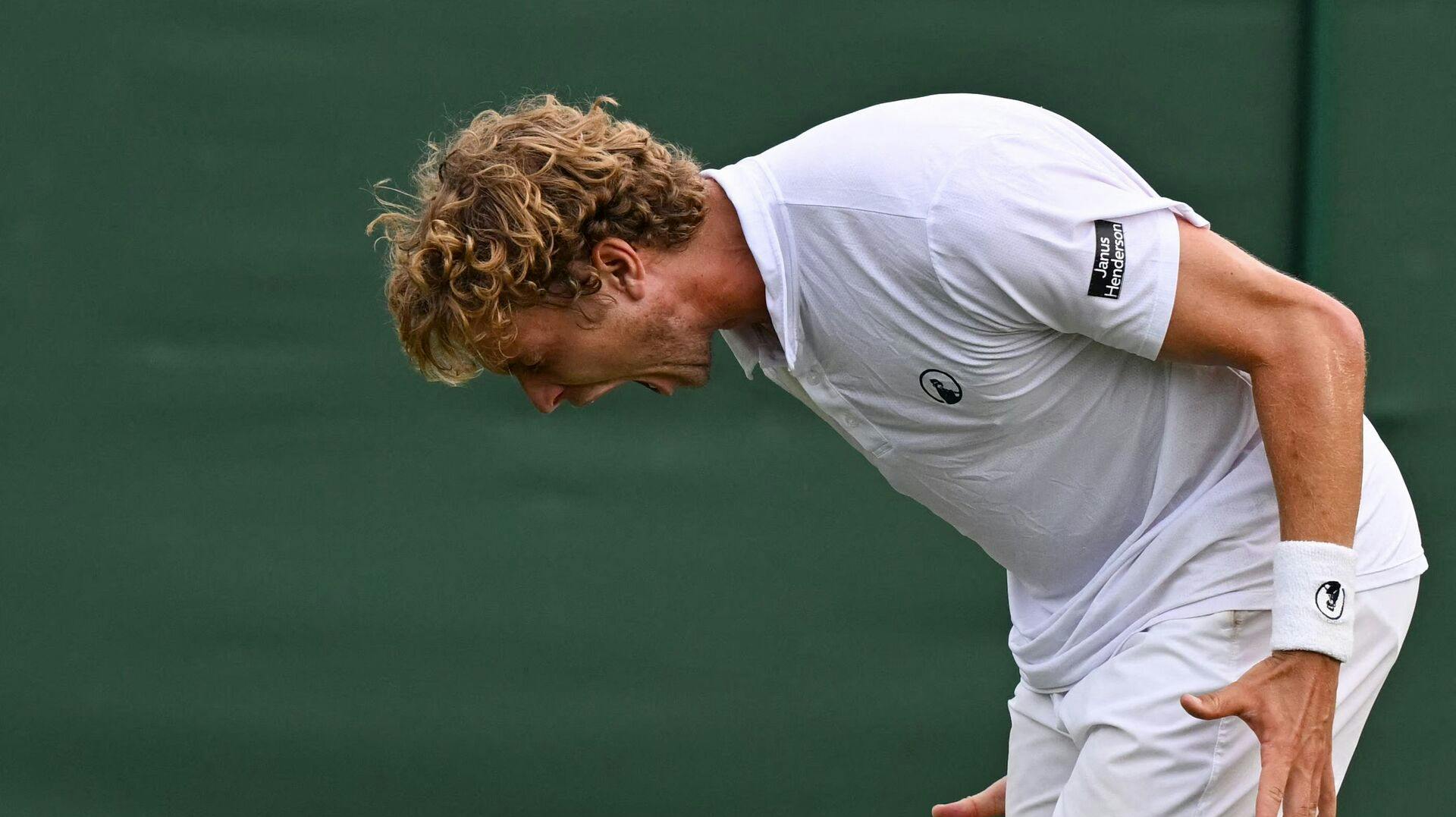 Med et kraftfuldt sejrsskrig fejrer danskeren sin sensationelle Wimbledon-triumf efter over fire timers episk kamp.