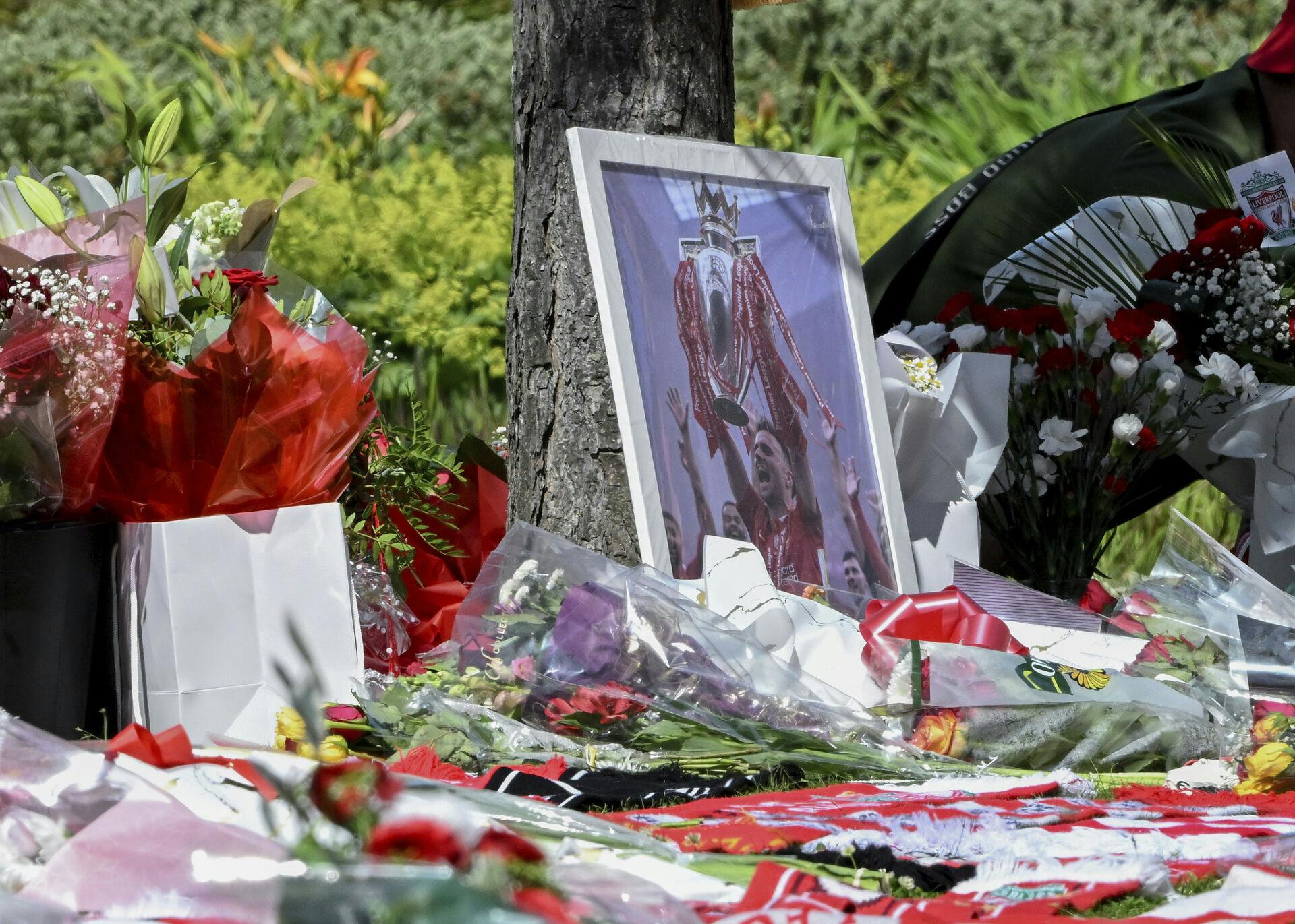 Diogo Jota mindes med blomster og tårer foran Anfield, hvor Liverpool-fans og holdkammerater er i dyb sorg efter den 28-årige stjernes tragiske død.