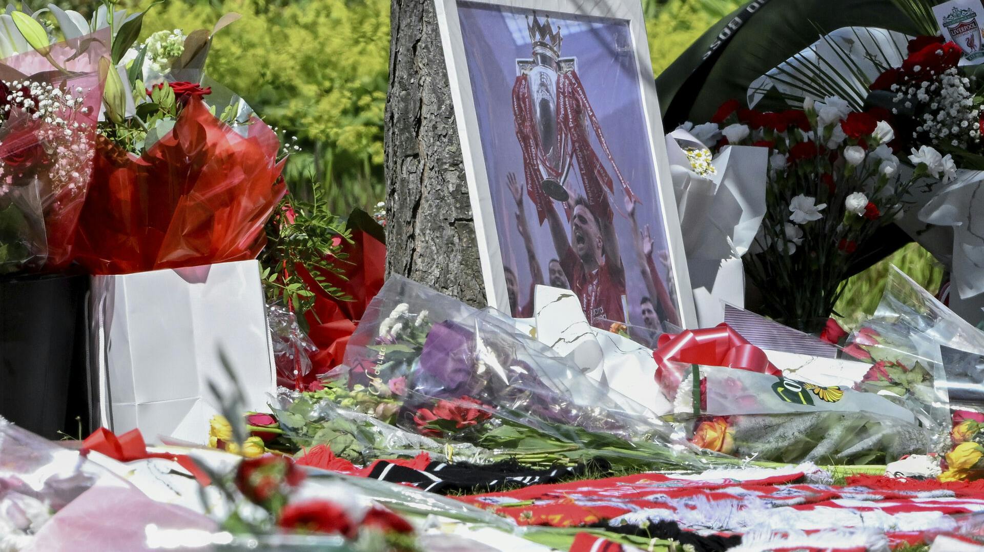 Diogo Jota mindes med blomster og tårer foran Anfield, hvor Liverpool-fans og holdkammerater er i dyb sorg efter den 28-årige stjernes tragiske død.