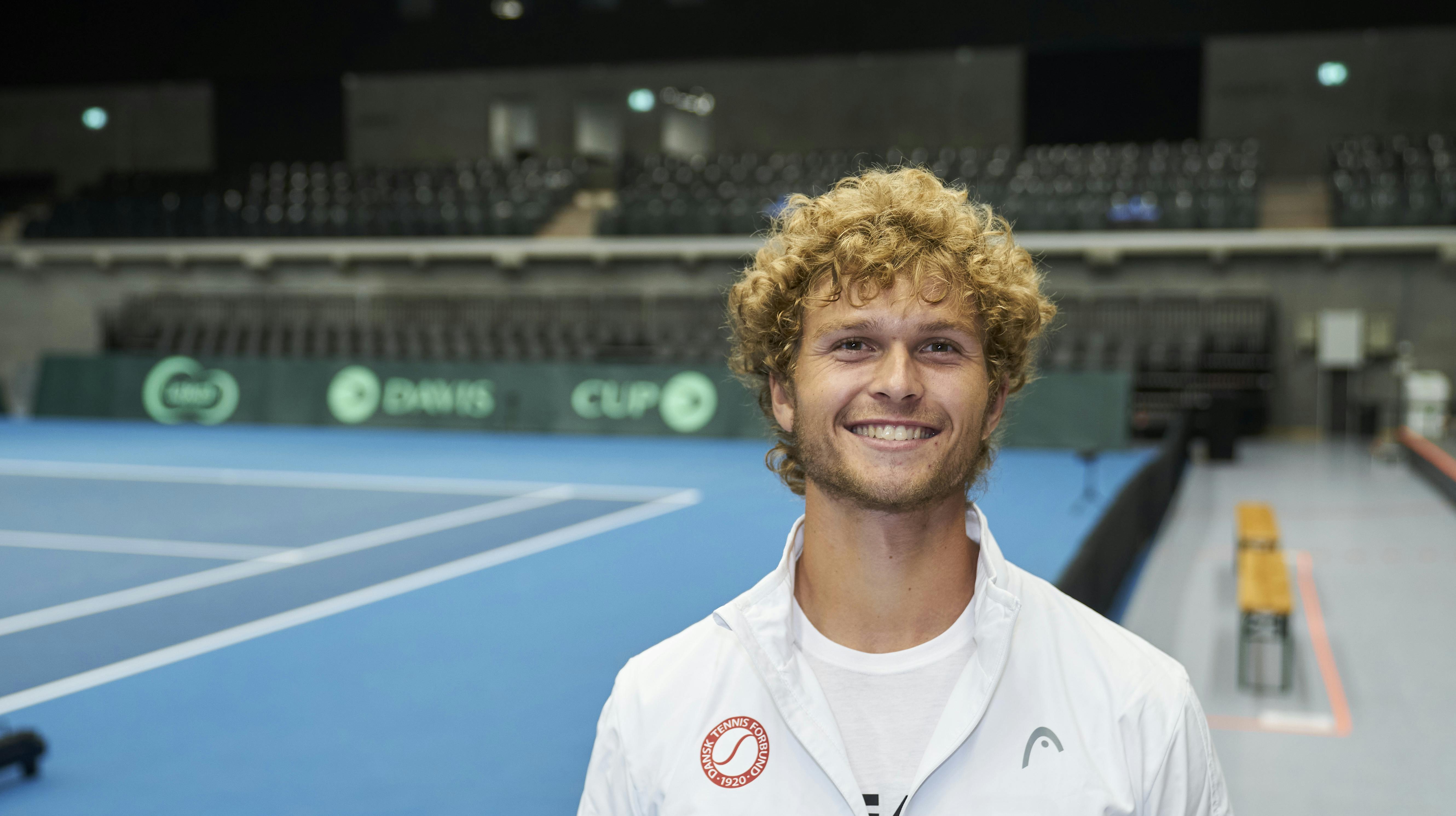 August Holmgren har ikke meget til privatlivet. Der er mange rejsedage og alenetimer.