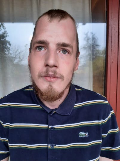 Martin Schou Kristensen er blevet dømt for at have medvirket til at en ung mand blev skudt i benet tre gange - men det var ikke drabsforsøg, vurderer retten.