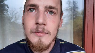 Martin Schou Kristensen er blevet dømt for at have medvirket til at en ung mand blev skudt i benet tre gange - men det var ikke drabsforsøg, vurderer retten.