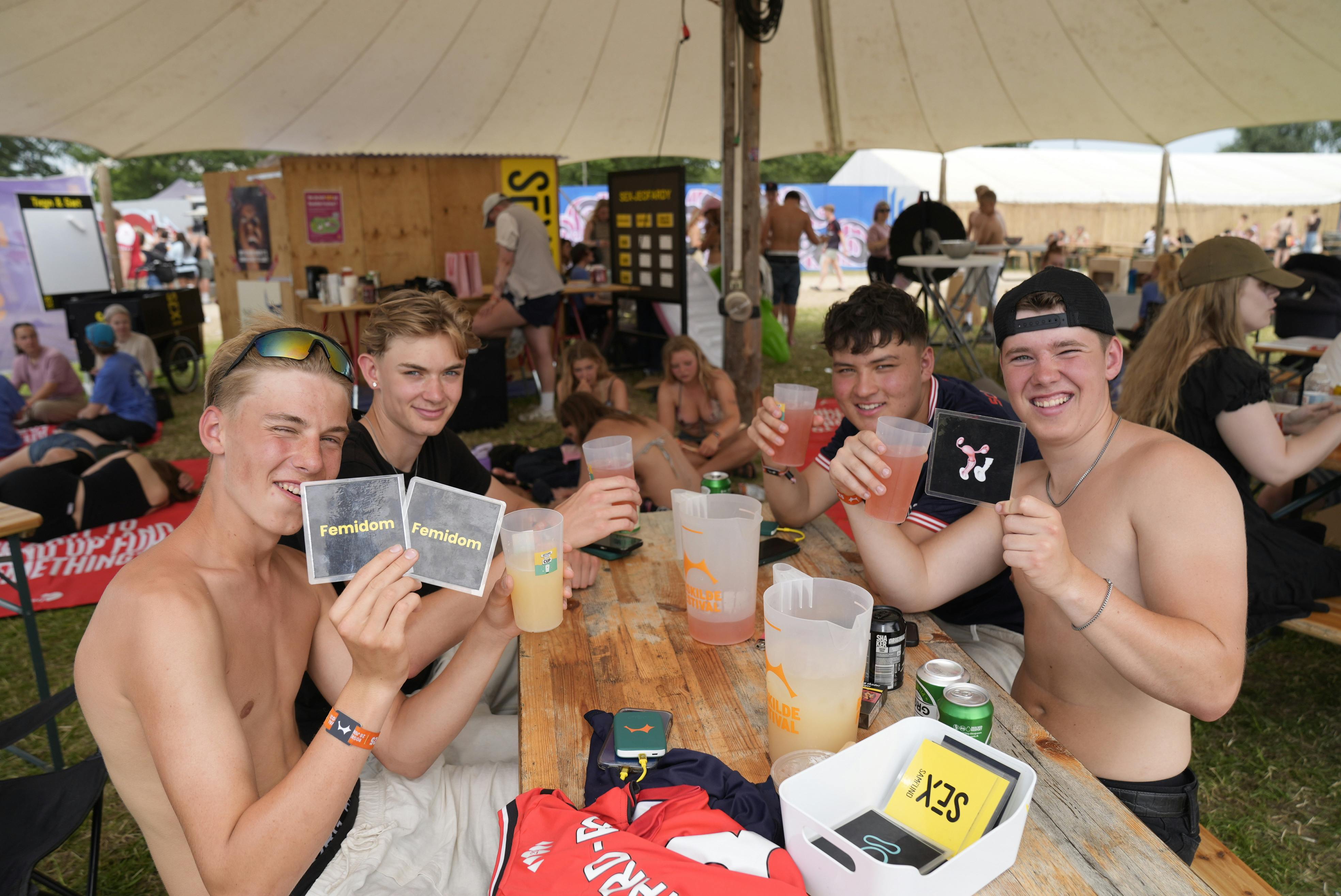 Theo, Ludvig, Mads og Hector får sig en snak om sikker sex over en sjus.