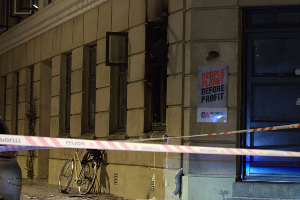 Lokalet fik omfattende skader i forbindelse med attentatet. Nu er fire mænd tiltalt.