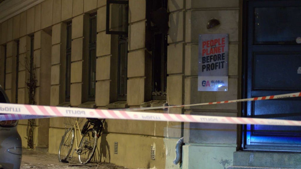 Lokalet fik omfattende skader i forbindelse med attentatet. Nu er fire mænd tiltalt.