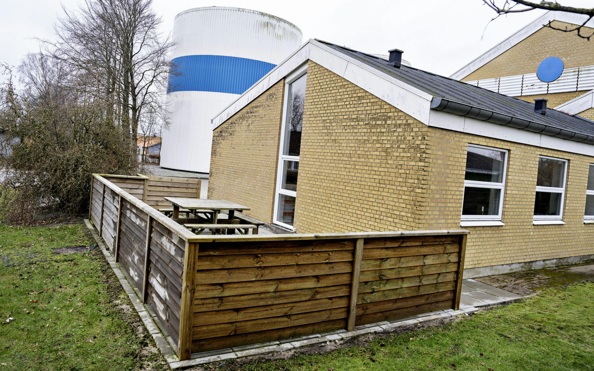 Hjallerup Varmeværk i Hjallerup i Nordjylland tirsdag den 12. marts 2024. En 17-årig dreng er anholdt i sag om drab på 13-årig pige i Hjallerup, oplyser politiet. Et opholdsområde ved varmeværket er blevet spulet og rengjort.. (Foto: Henning Bagger/Ritzau Scanpix)