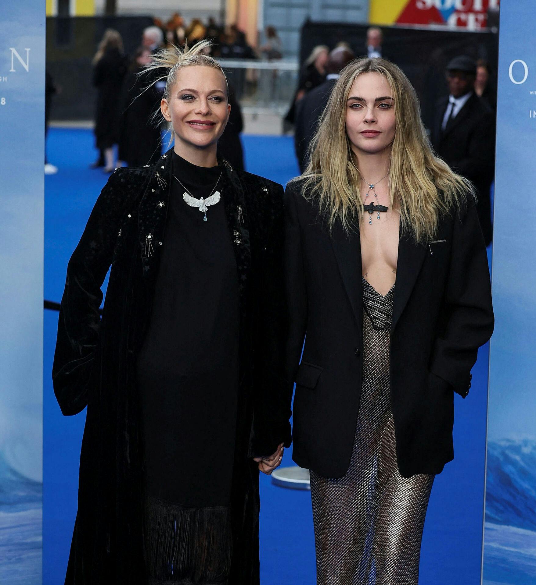 Poppy Delevigne (tv.) med søsteren Cara Delevingne, som nu kan prale af at være moster.