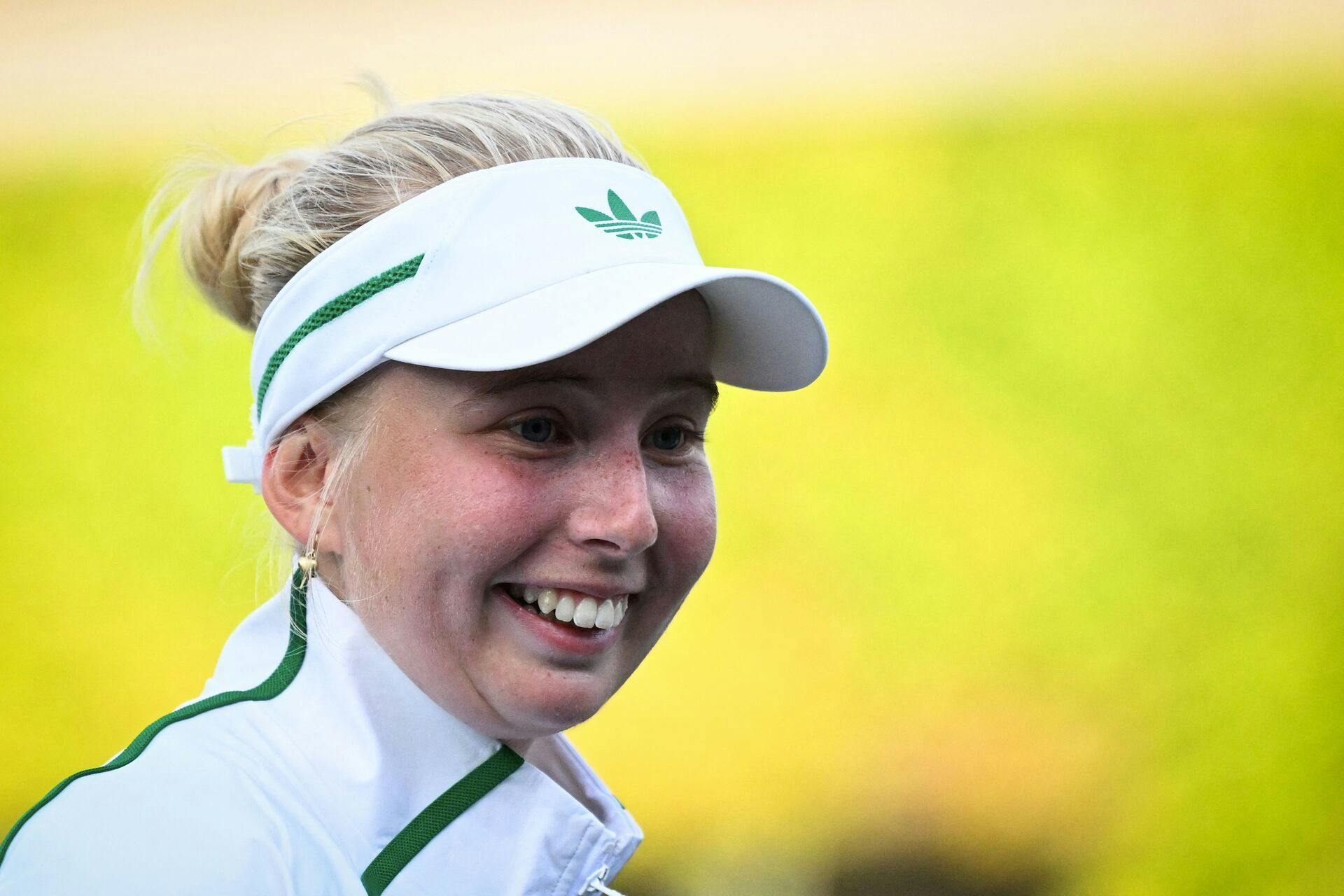 Clara Tauson spillede sig sikkert videre til tredje runde ved Wimbledon torsdag. Det samme gjorde debutanten August Holmgren, hvilket kom noget bag på Tauson.