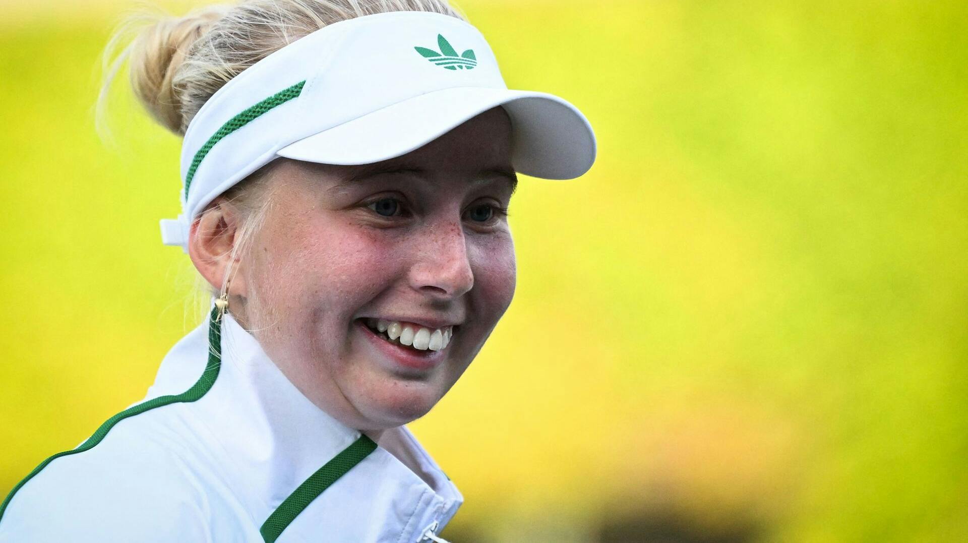 Clara Tauson spillede sig sikkert videre til tredje runde ved Wimbledon torsdag. Det samme gjorde debutanten August Holmgren, hvilket kom noget bag på Tauson.