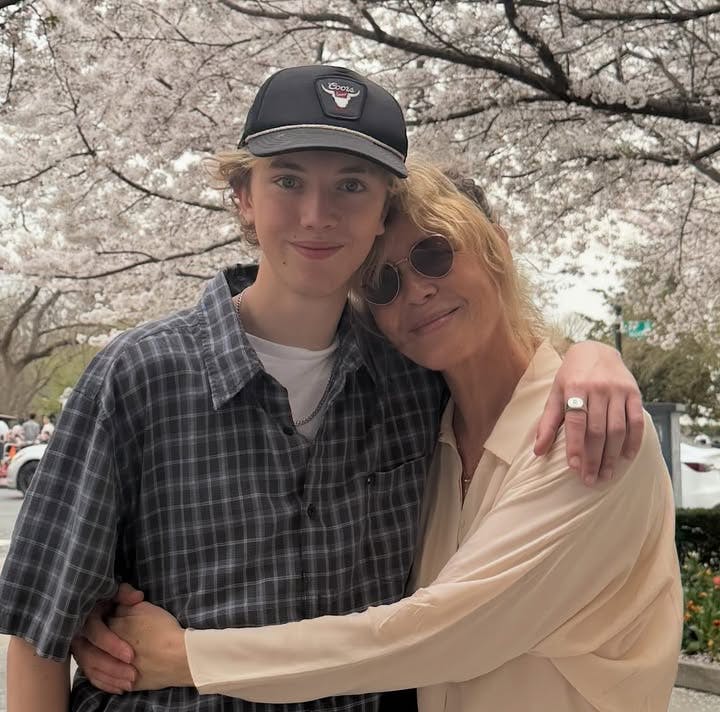 Sønnen Bryce, som hun fik med Lars Ulrich, er blevet 18 år, så Connie nu kan pleje sin karriere uden at skulle tage hensyn til små børn.