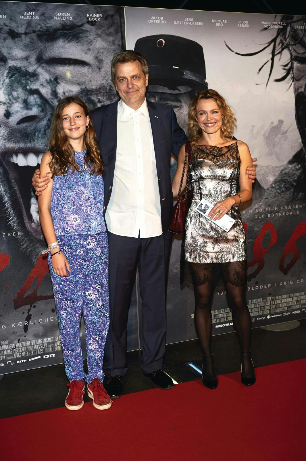 Fanny var 12 år, da hun medvirkede i fars tv-serie ”1864”, hvor også Ole Bornedals hustru, skuespilleren Helle Fagralid, 49, også spillede med. Her er de tre sammen til premieren i 2014.