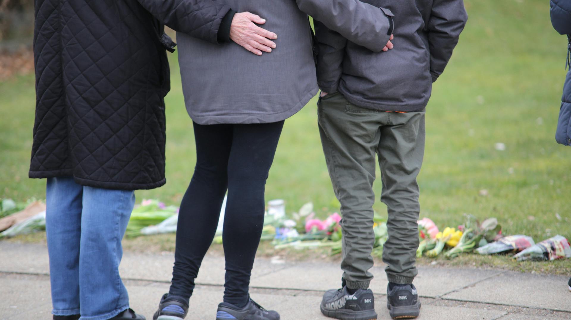Borgere fra den lille by lagde blomster i forbindelse med den forfærdelige sag.