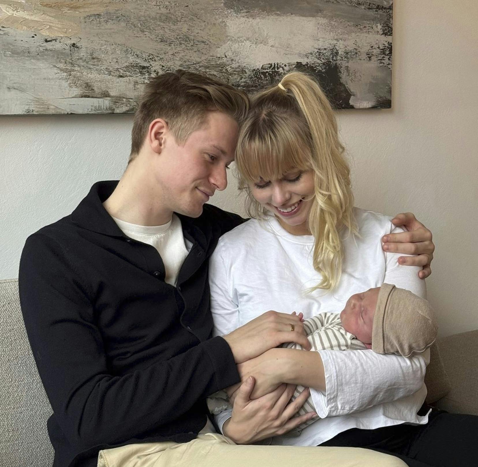 Jenna og Albert August Harson med sønnen william født den 6. december 2024 tilladelse til brug fik Karina