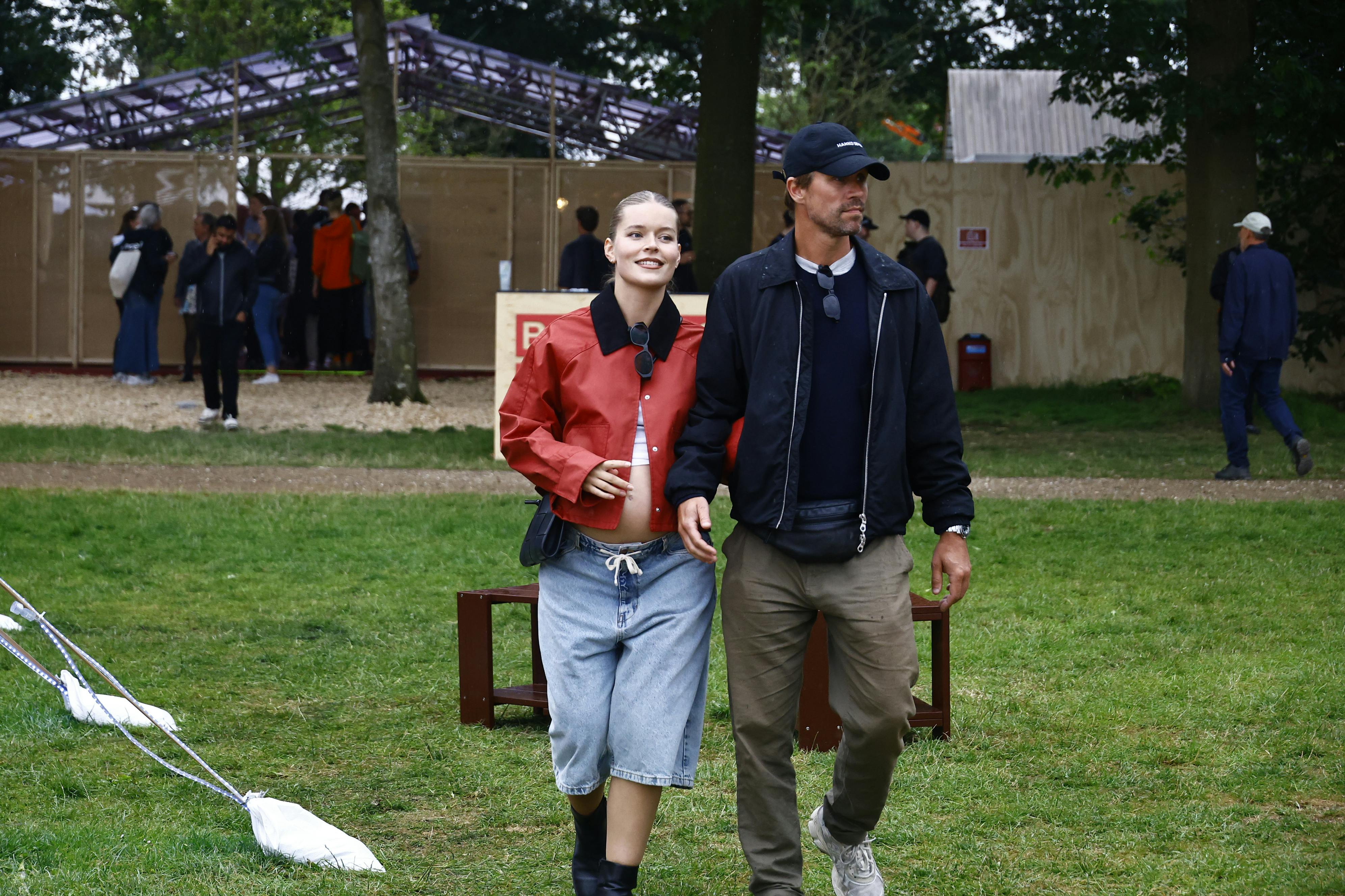 Michael Maze og kæresten Sofie er fredag taget på Roskilde Festival. Og her kunne den tidligere bordtennisstjerne fortælle til SE og HØR, at han skal være far.