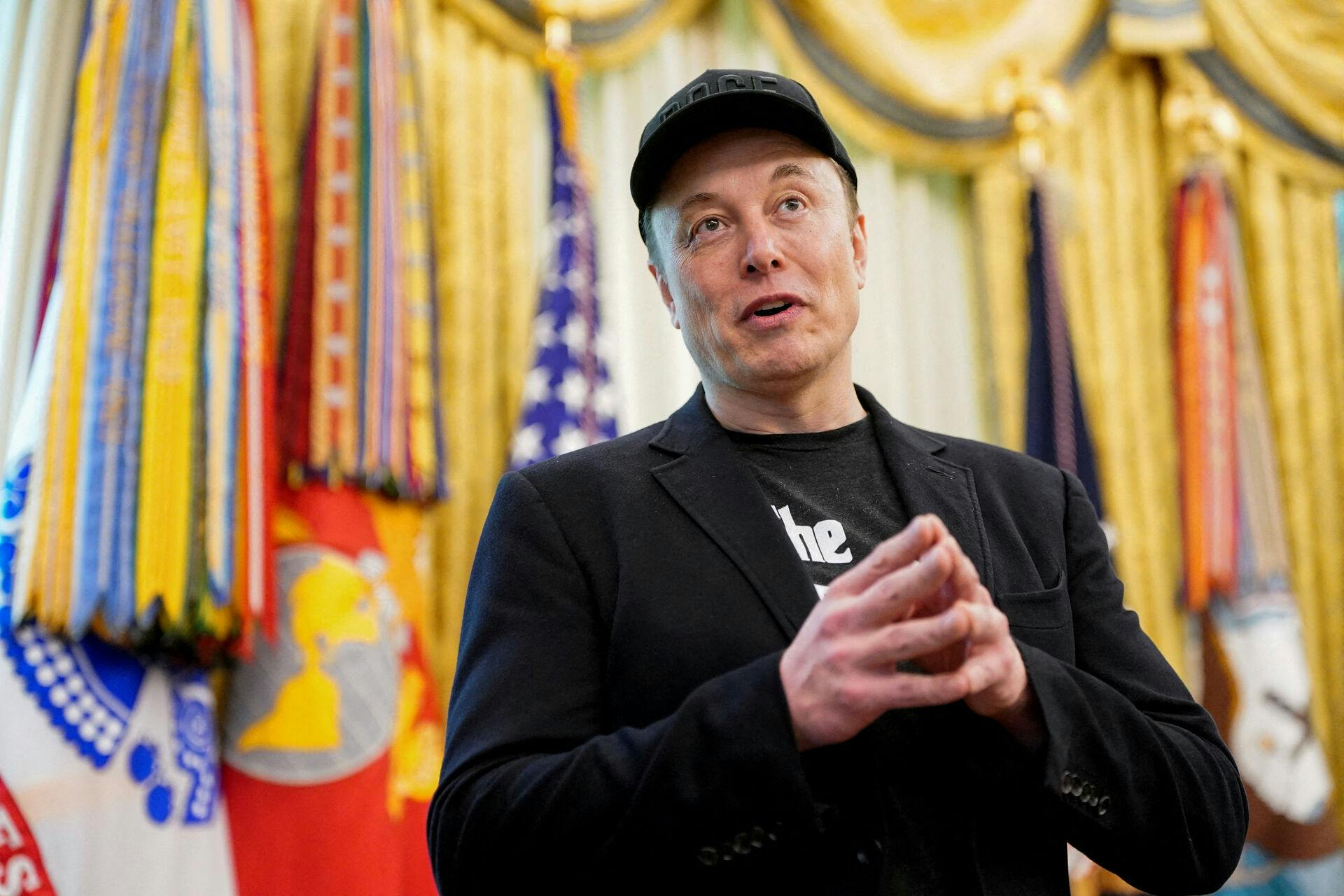 Elon Musk meddeler lørdag, at han stifter nyt parti i USA.