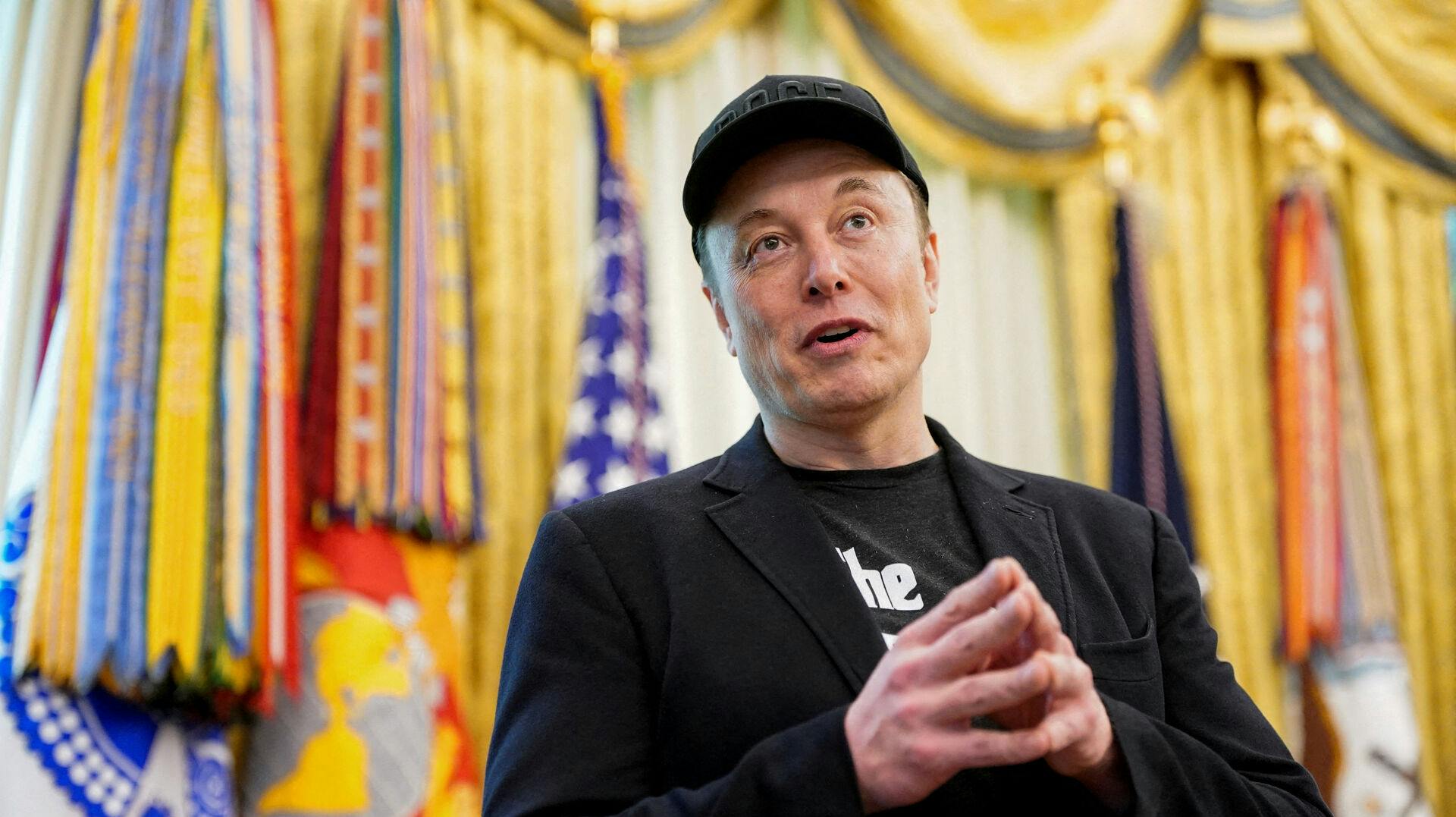 Elon Musk meddeler lørdag, at han stifter nyt parti i USA.