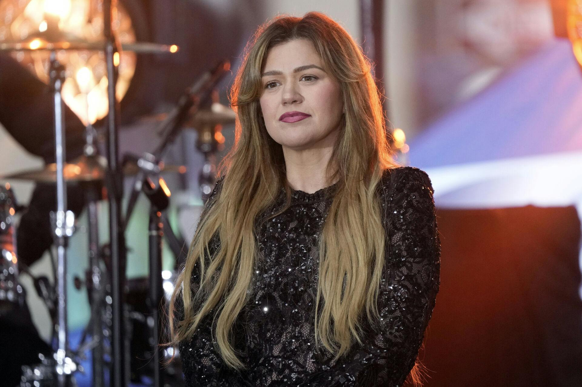 Kelly Clarkson måtte fredag aften skuffe de fans, der var mødt op for at opleve hende live.