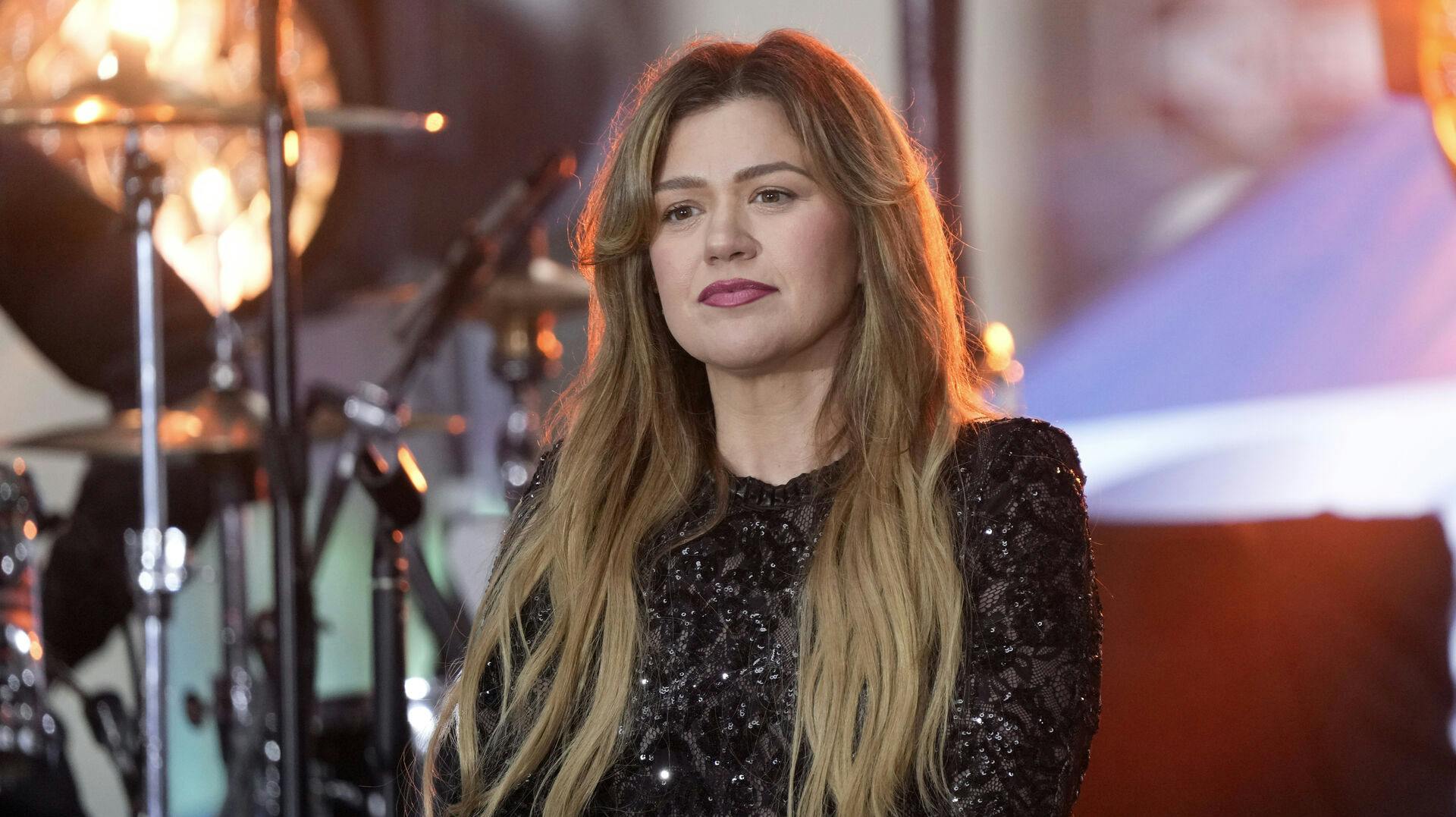 Kelly Clarkson måtte fredag aften skuffe de fans, der var mødt op for at opleve hende live.