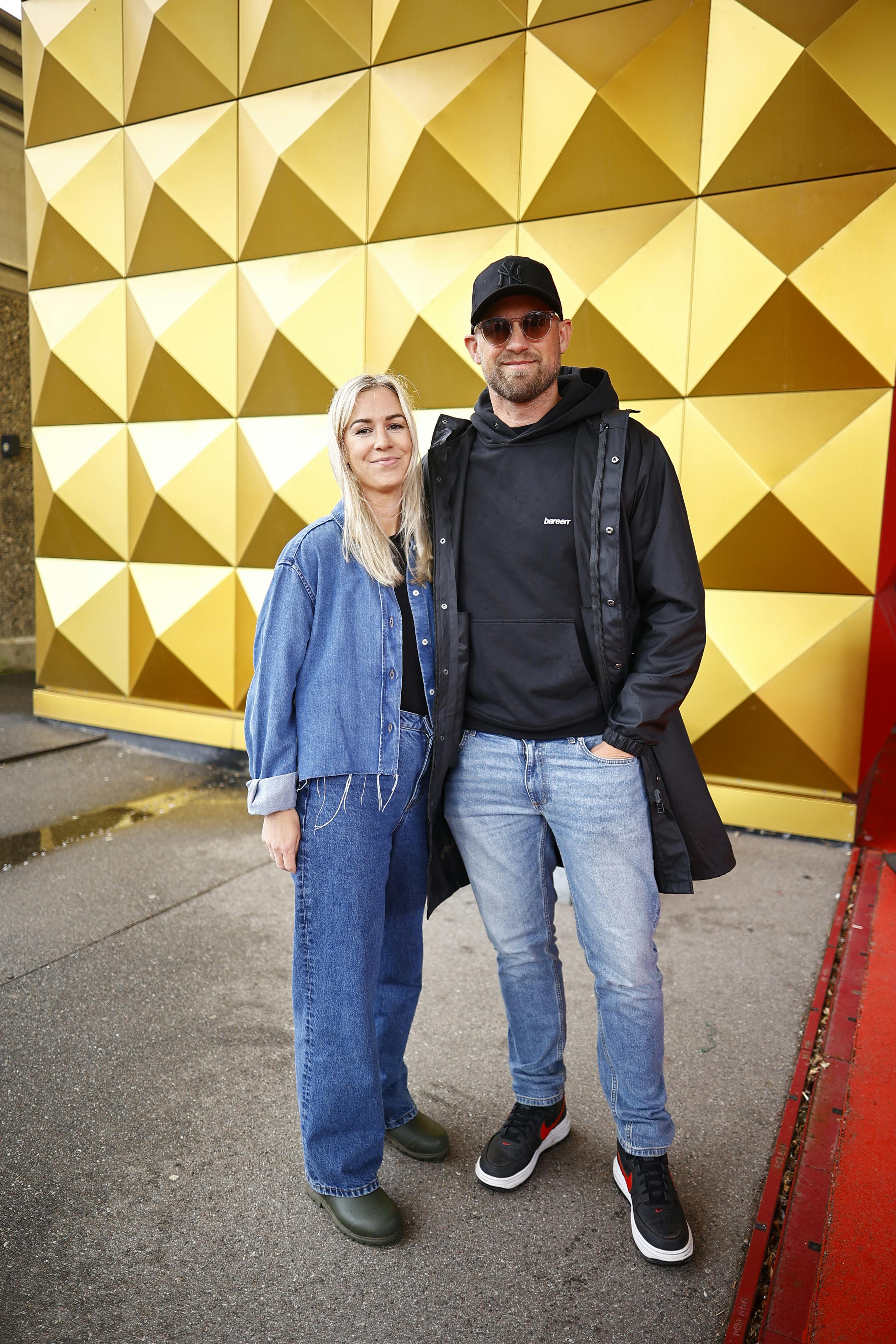 Kasper Schmeichel og hustruen Stine er også at finde til arrangementet. Det er da efterhånden også lidt af en tradition, at Celtic-keeperen og konen er på festival.