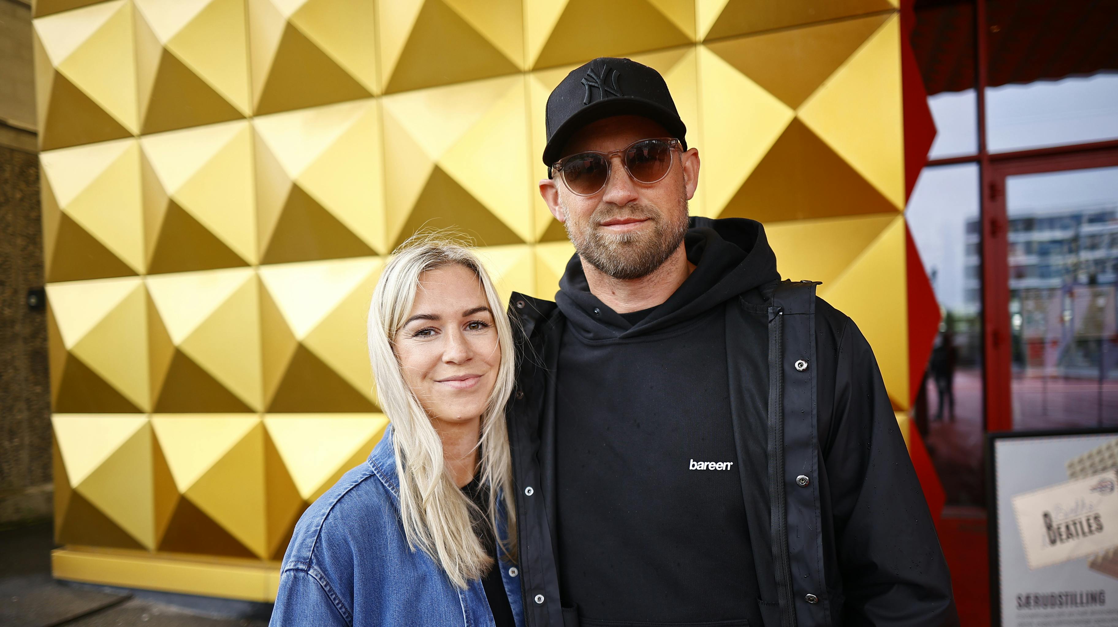 Kasper Schmeichel og hustruen har lørdag fundet vej til Roskilde Festival.