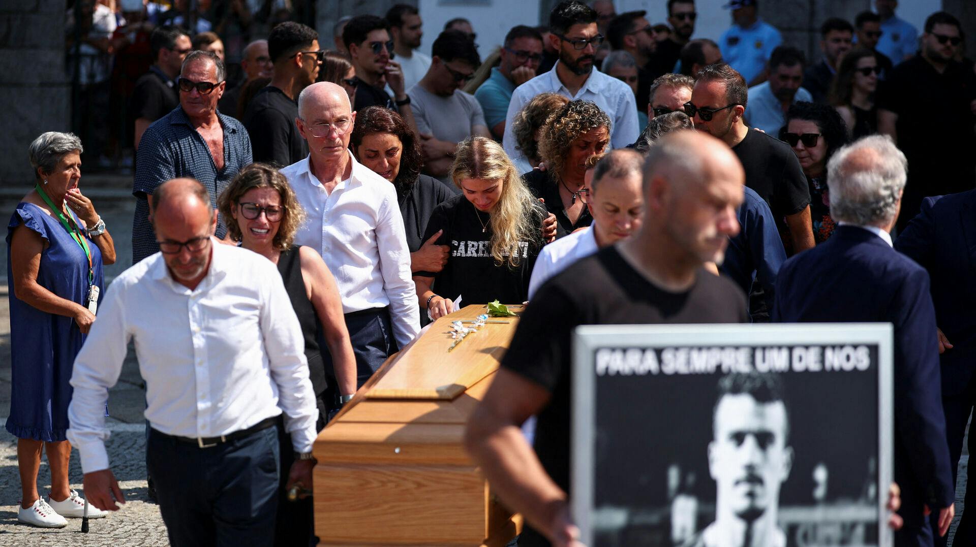 Der var alt for mange, der forsøgte at tage selfies ved brødrenes grav.