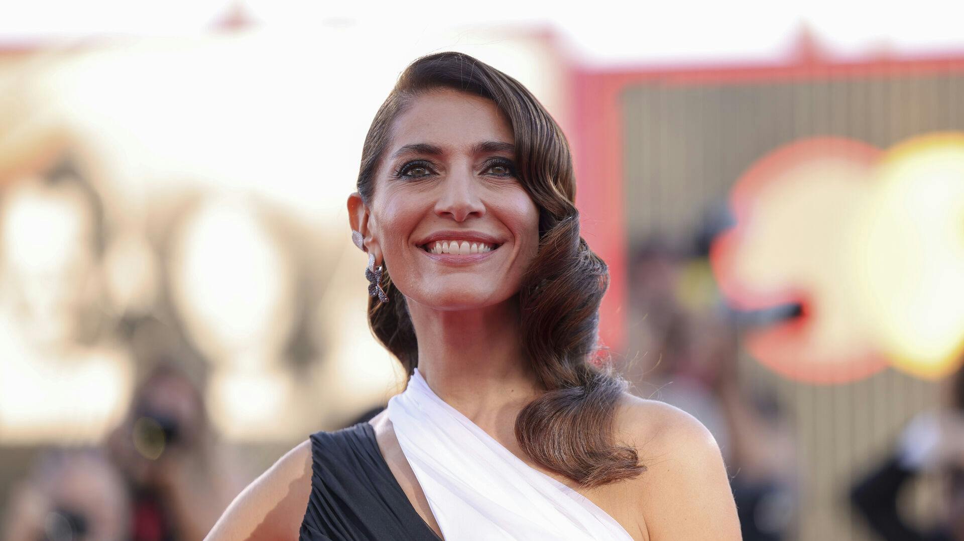 Caterina Murino venter sit første barn.