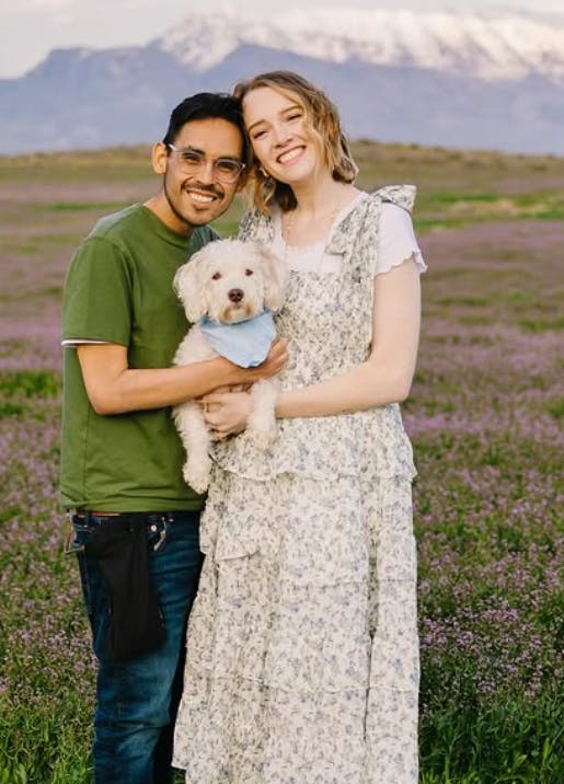 Tanner Martin sammen med sin hustru, Shay Wright, og deres hund.