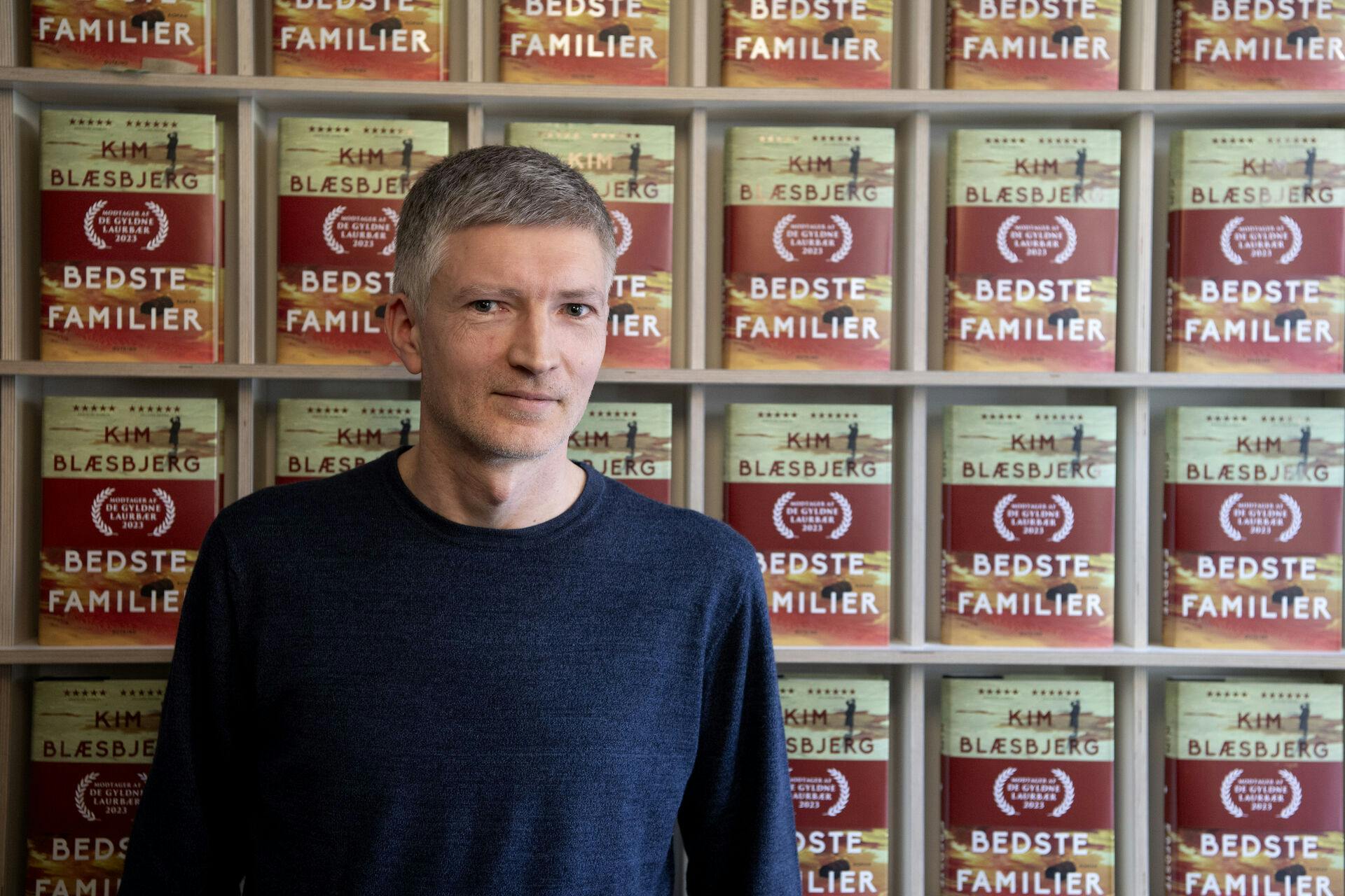 Prisen "De Gyldne Laurbær" gik i 2024 til  Kim Blæsbjerg for romanen "De bedste familier".