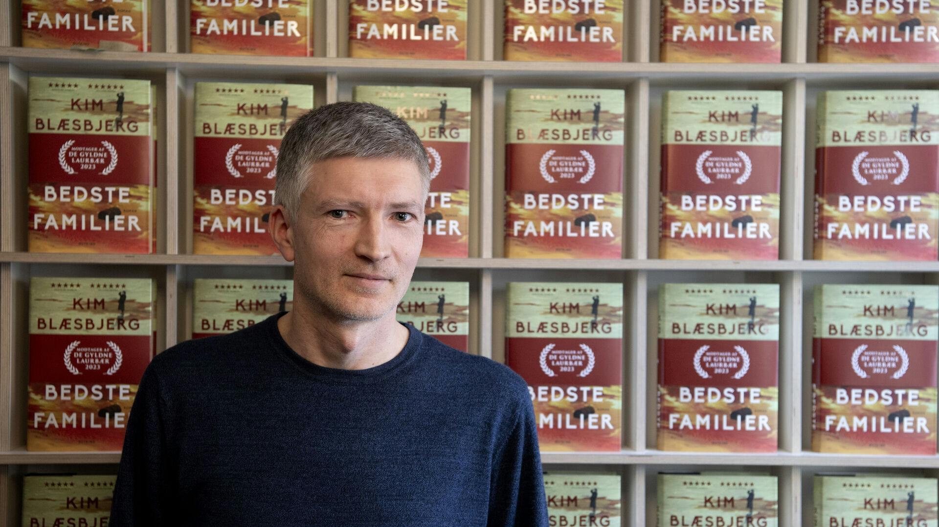 Prisen "De Gyldne Laurbær" gik i 2024 til Kim Blæsbjerg for romanen "De bedste familier".