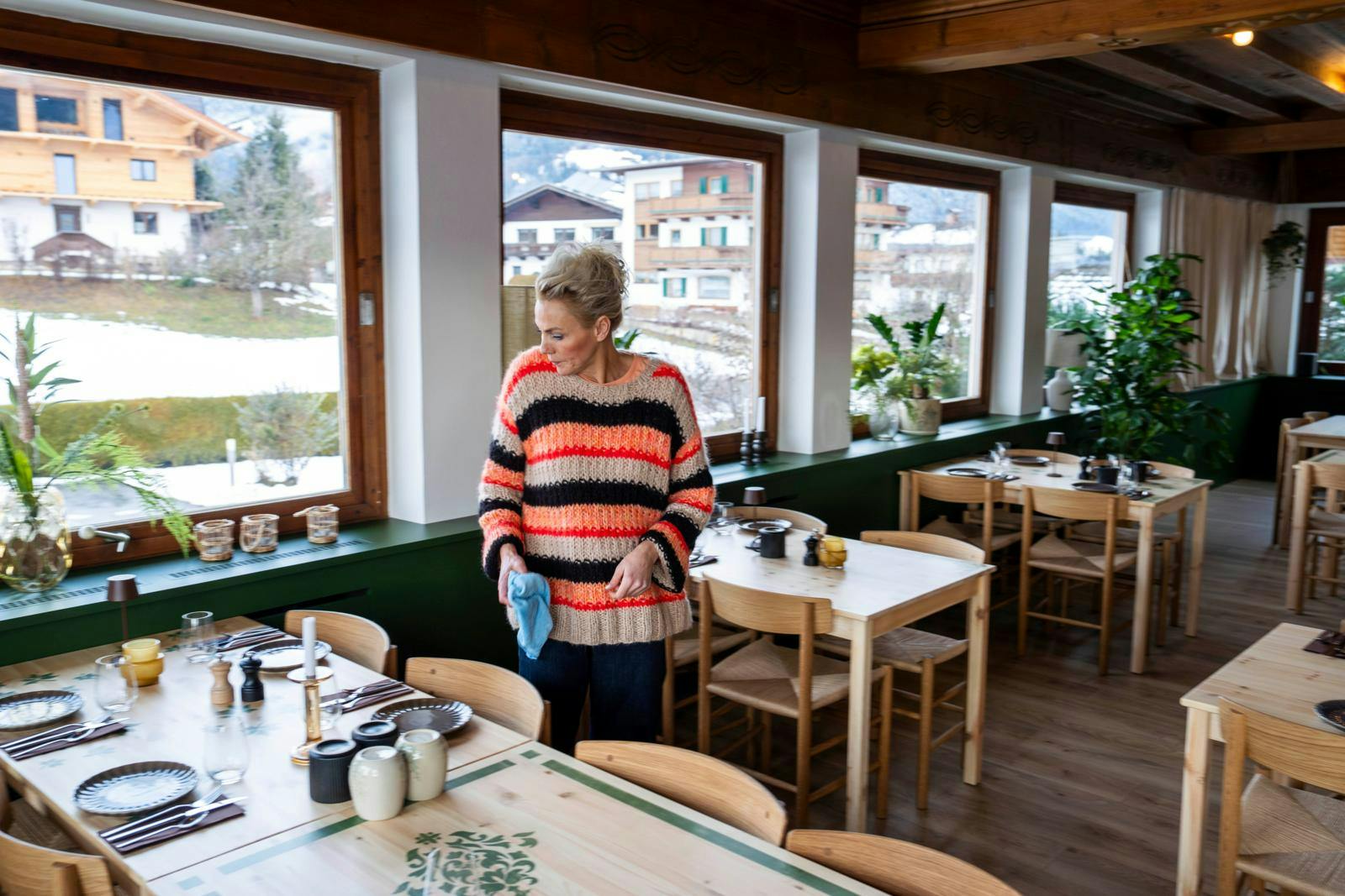 Lene Beier har travlt med at holde styr på sit eget i det nye hjem og forretningen i Østrig. Derfor skal der nye kræfter til i det populære TV 2-program.