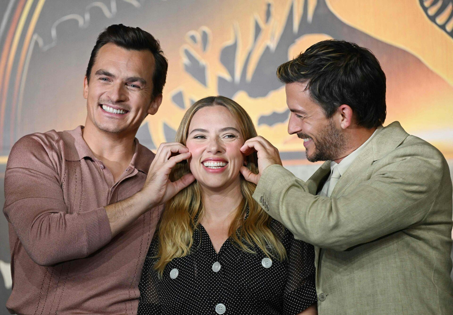 Ruper Friend (tv.) og Jonathan Bailey (th.) spiller sammen med Scarlett Johansson (i midten) i "Jurassic World: Rebirth". 