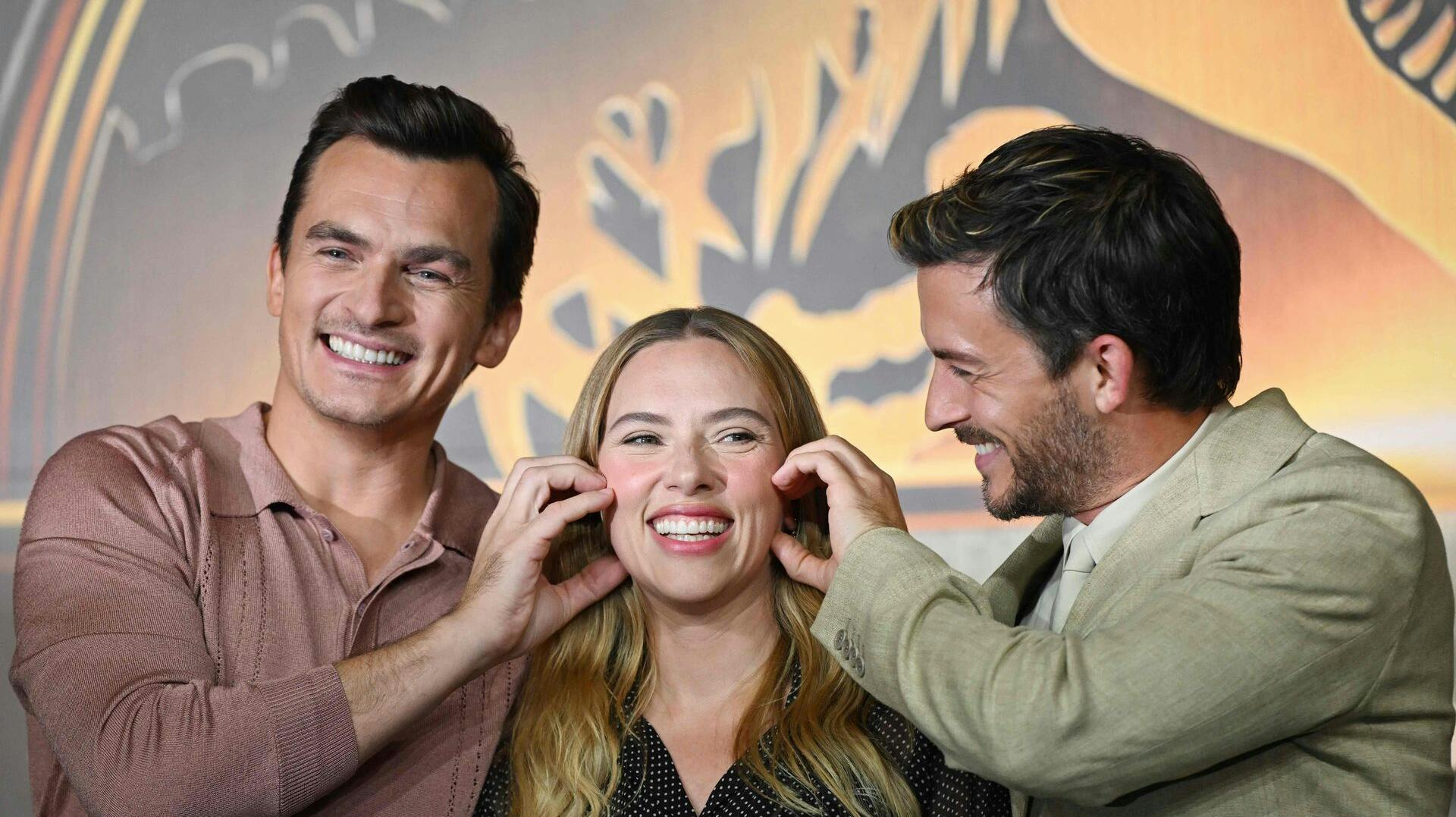 Ruper Friend (tv.) og Jonathan Bailey (th.) spiller sammen med Scarlett Johansson (i midten) i "Jurassic World: Rebirth".