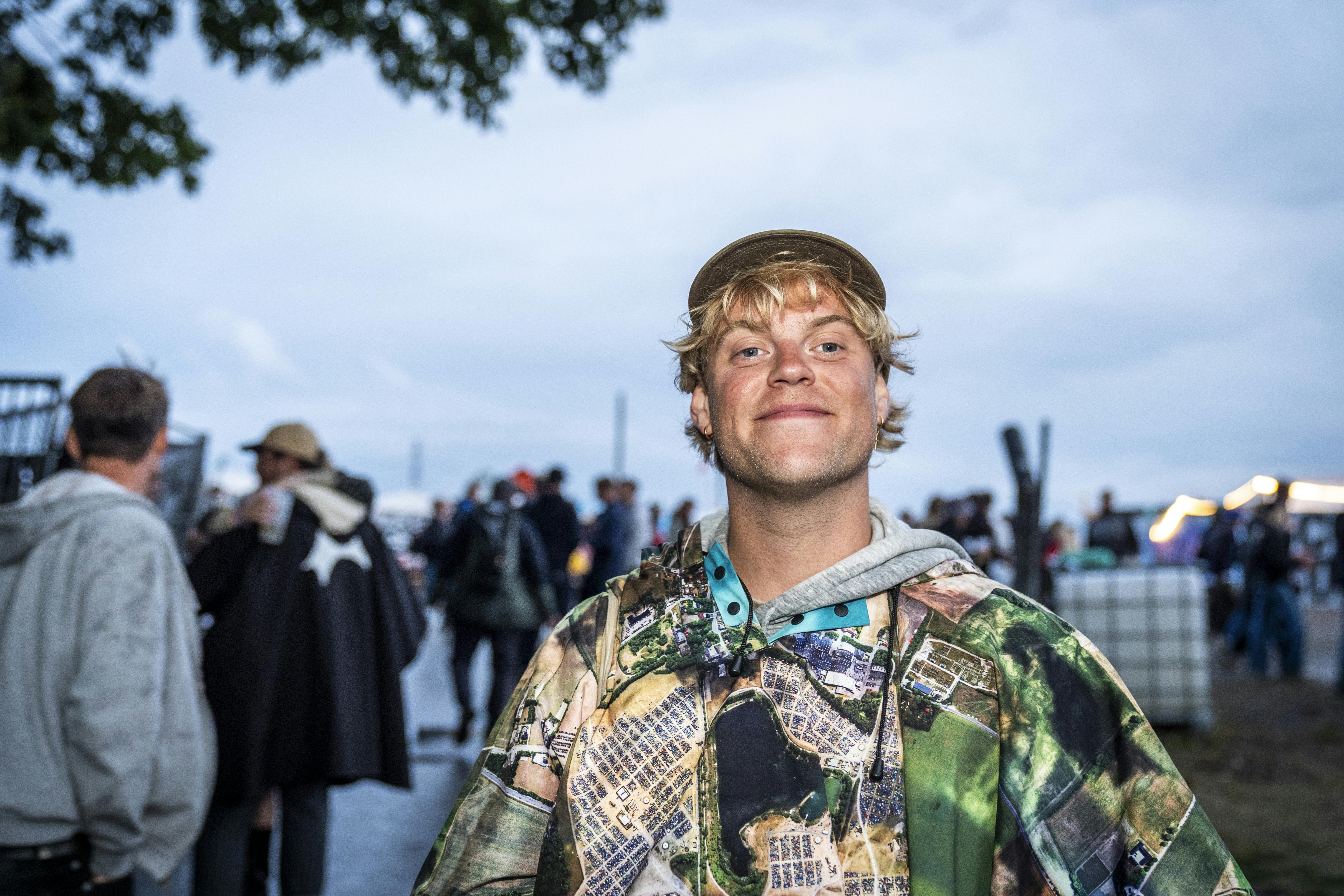 Hjalmer sidder mandag i kommentatorboksen under TV 2's dækning af Tour de France.