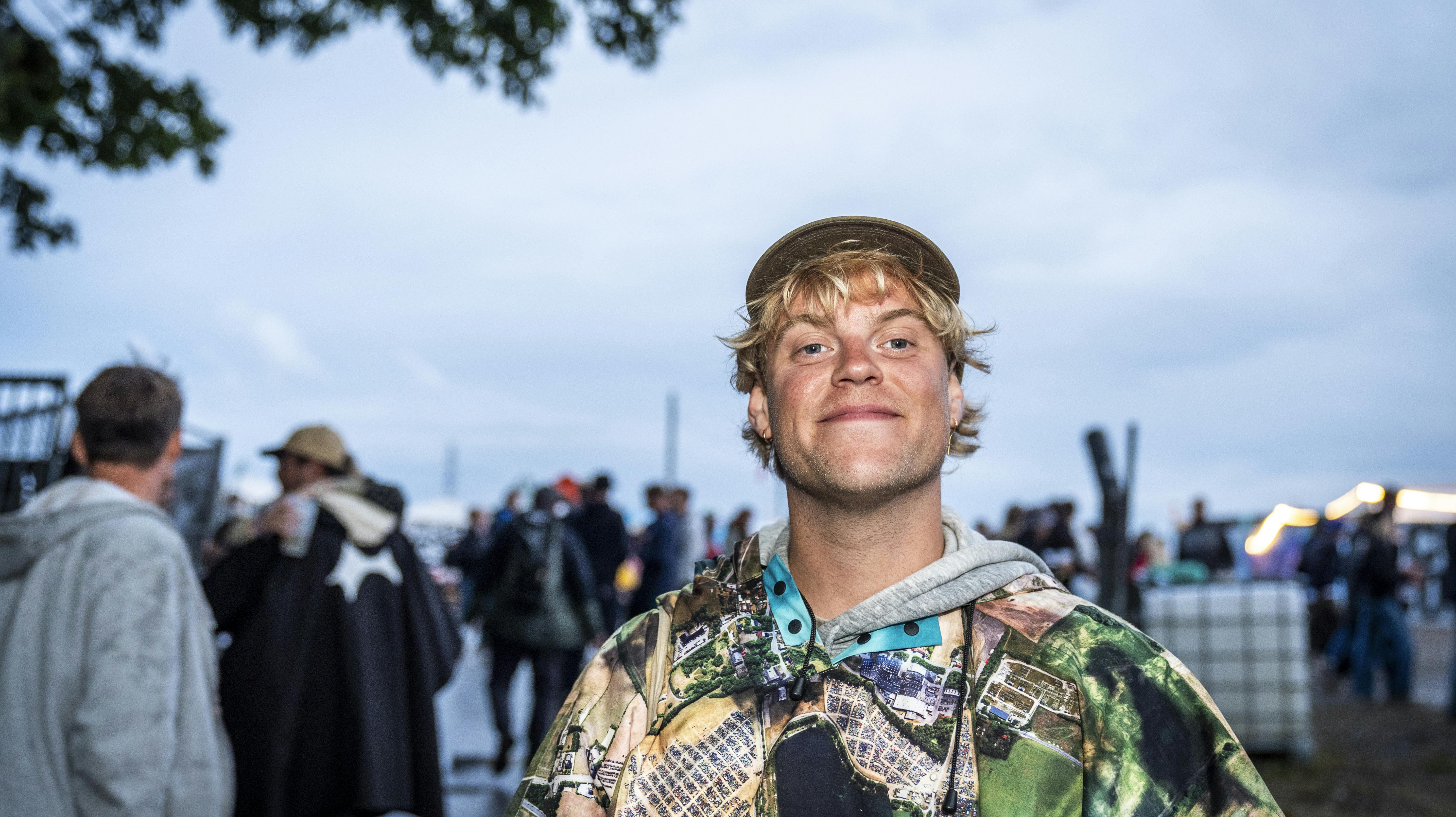 Hjalmer sidder mandag i kommentatorboksen under TV 2's dækning af Tour de France.