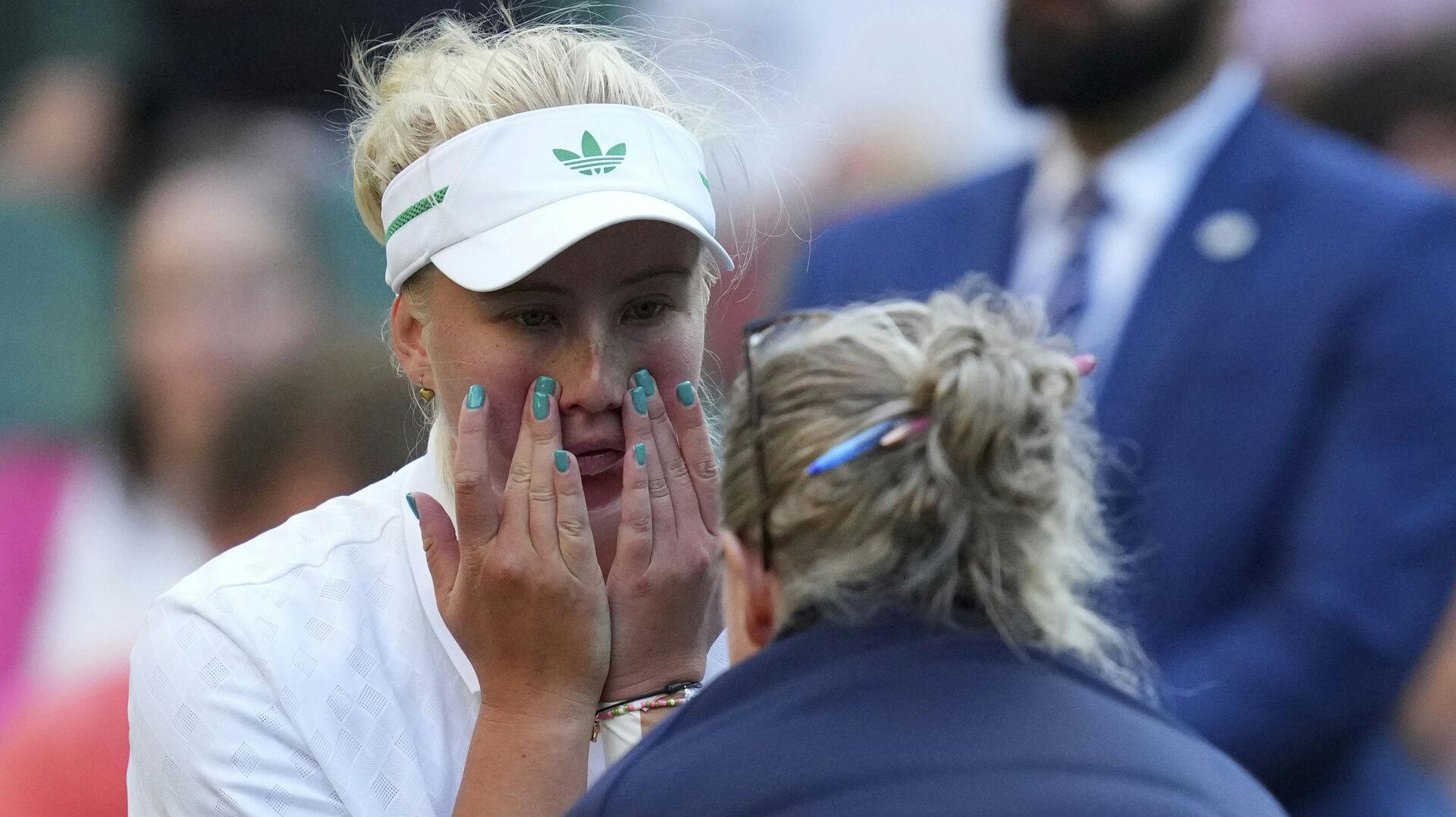 Clara Tauson havde svært ved at trække vejret mandag aften, da hun tabte hurtigt i to sæt til Iga Swiatek.