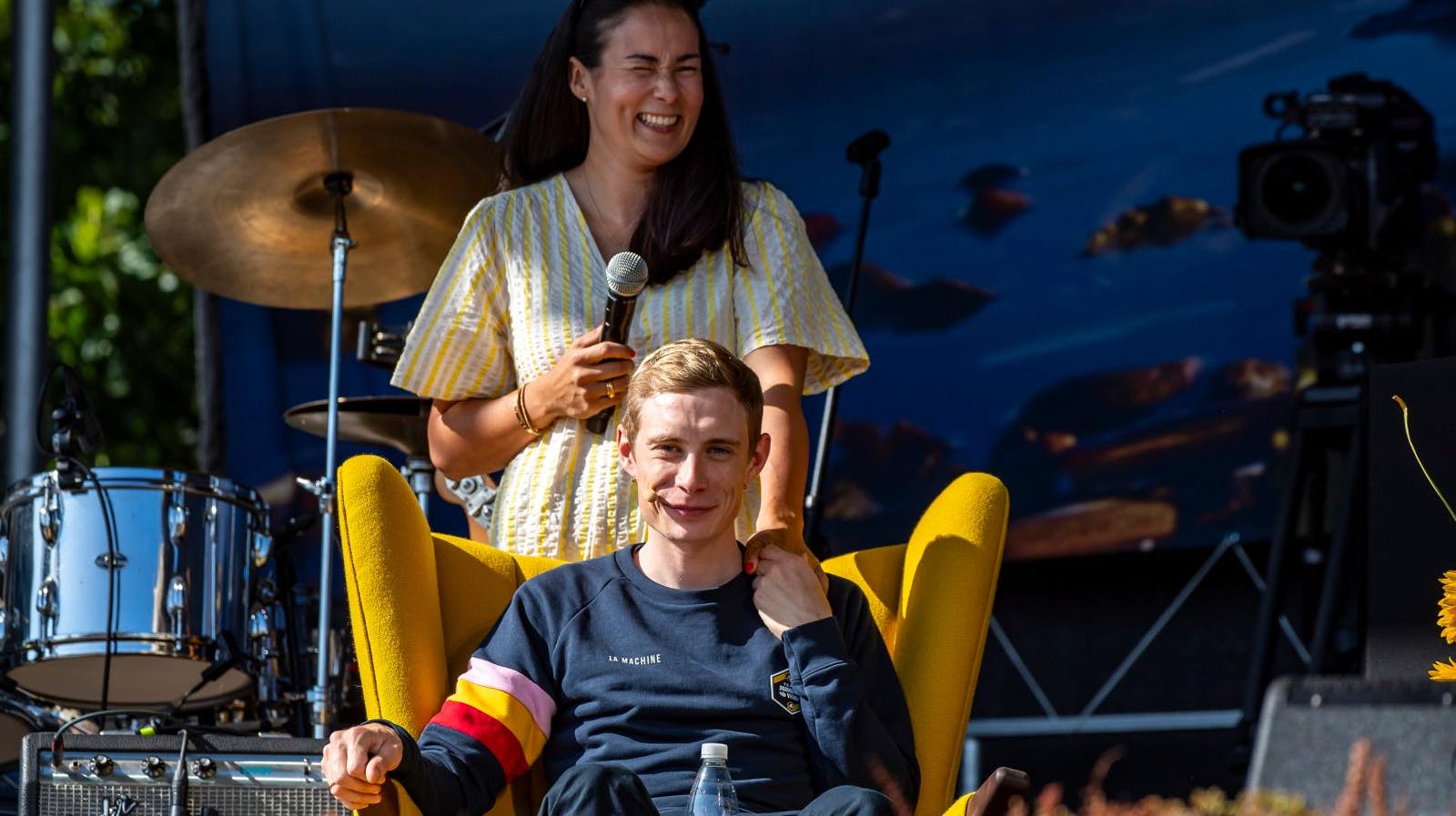 Der er vist ingen tvivl om, at Trine passer godt på Jonas - måske lidt for godt?