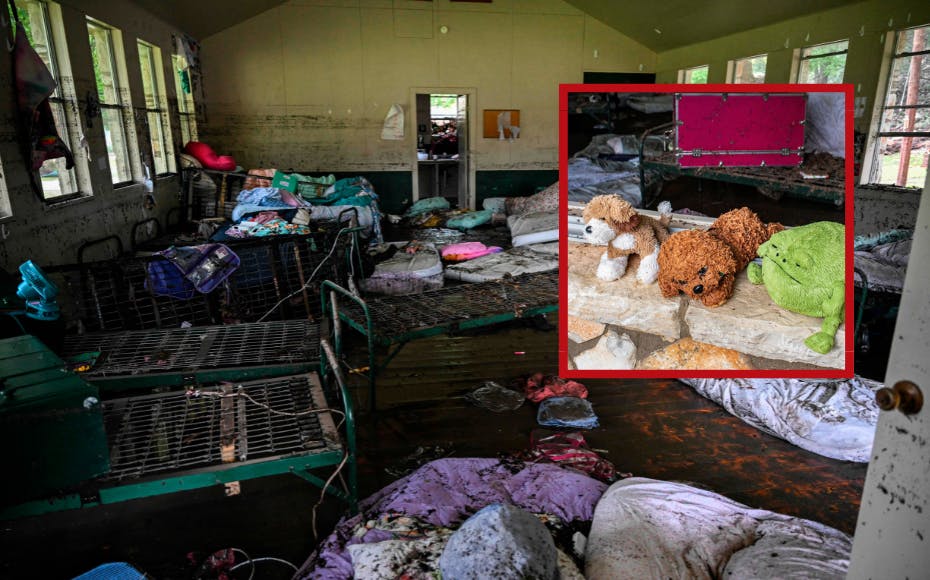 Flere af Camp Mystic-pigernes tøjbamser ligger nu tilbage i ruinerne.´- pigerne nåede aldrig at få dem med, før vandet kom.