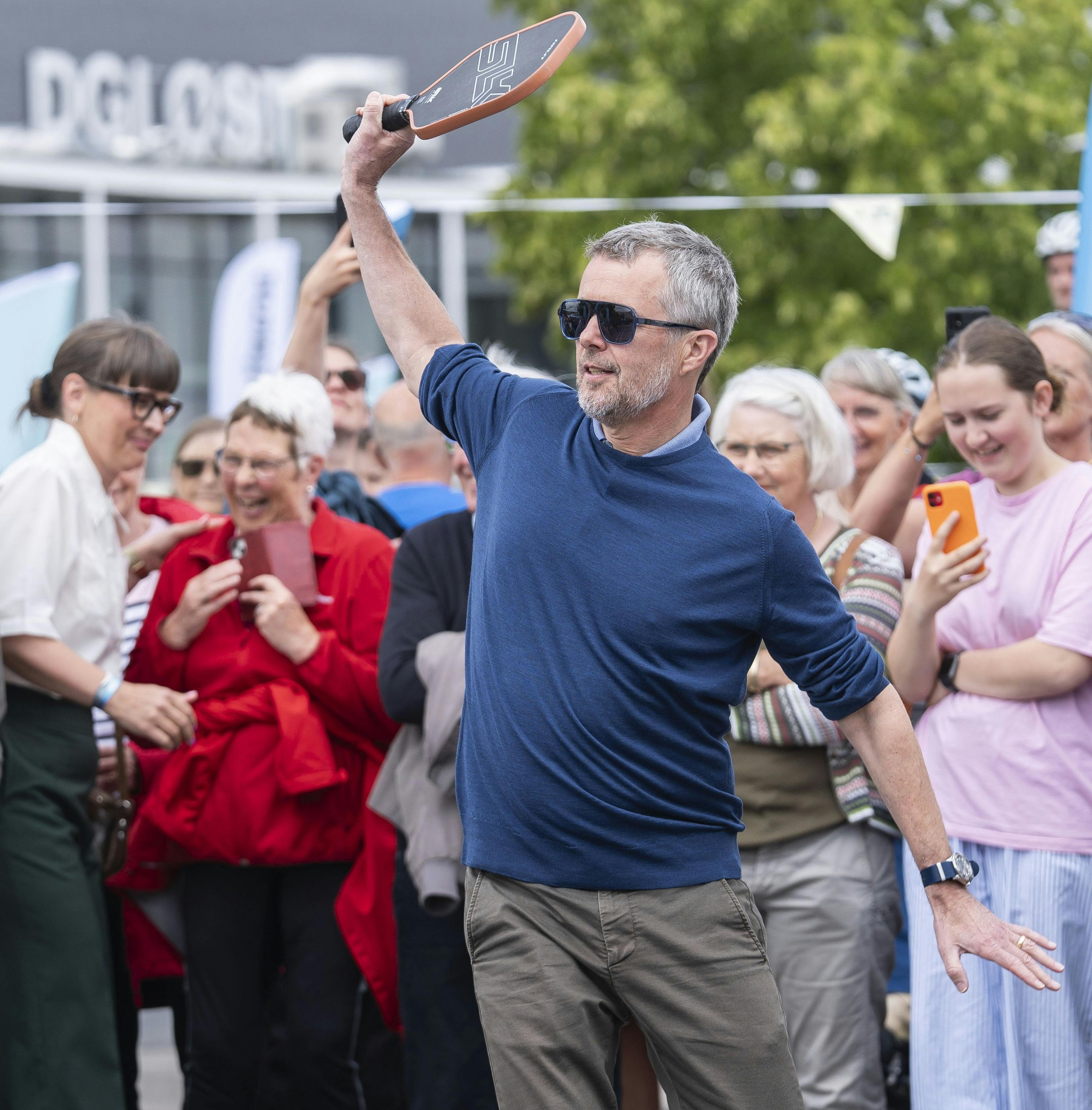 Kong Frederik er vant til at have en lidt anden ketcher i hånden end den fra tennis. Han spiller angiveligt en del paddel.