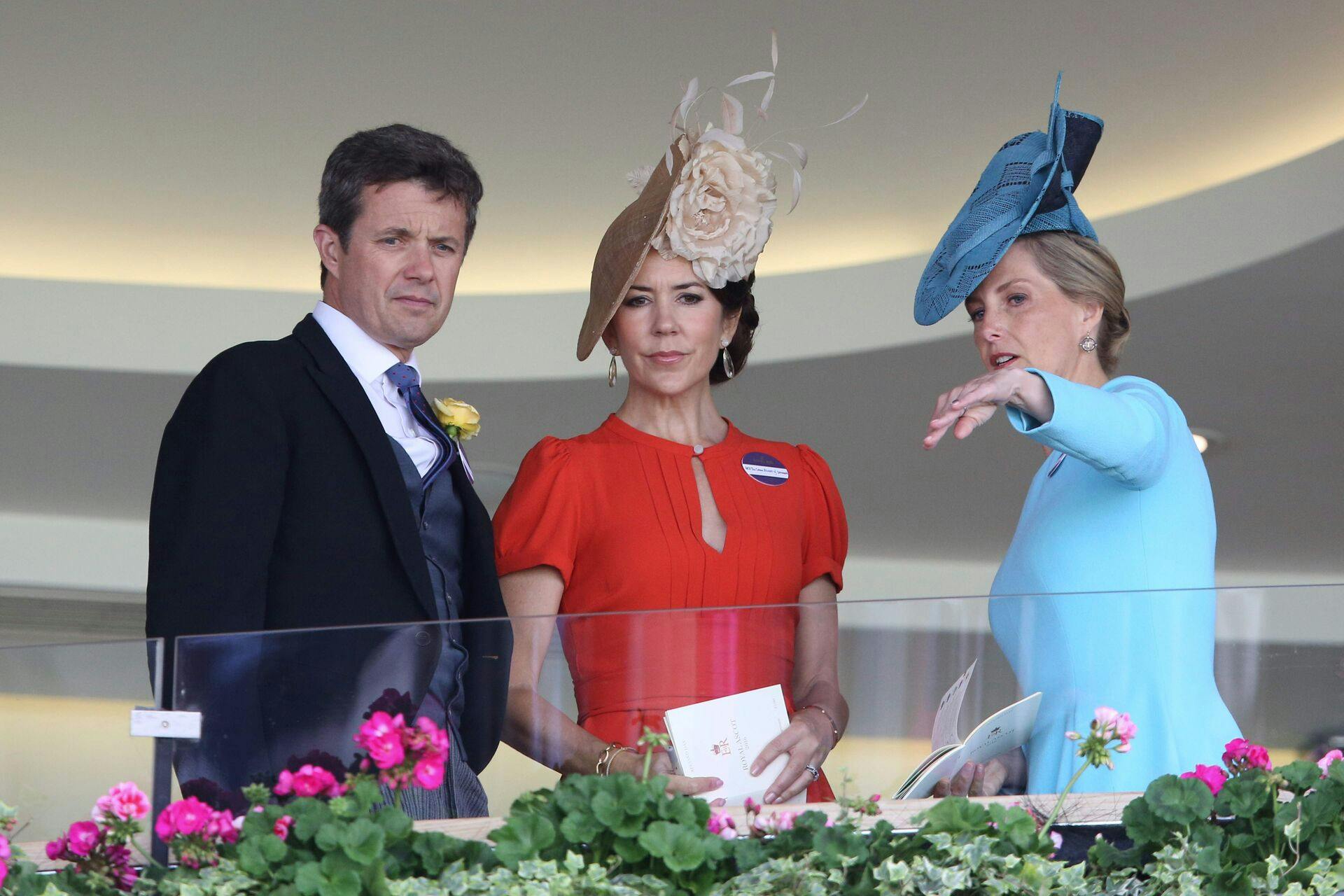 Frederik, Crown Prince of Denmark (L) and Mary, Crown Princess of Denmark (C) talk with Britain's Sophie, Countess of Wessex, (R) on the second day of the Royal Ascot horse racing meet in Ascot, west of London on June 15, 2016. / AFP PHOTO / JUSTIN TALLIS