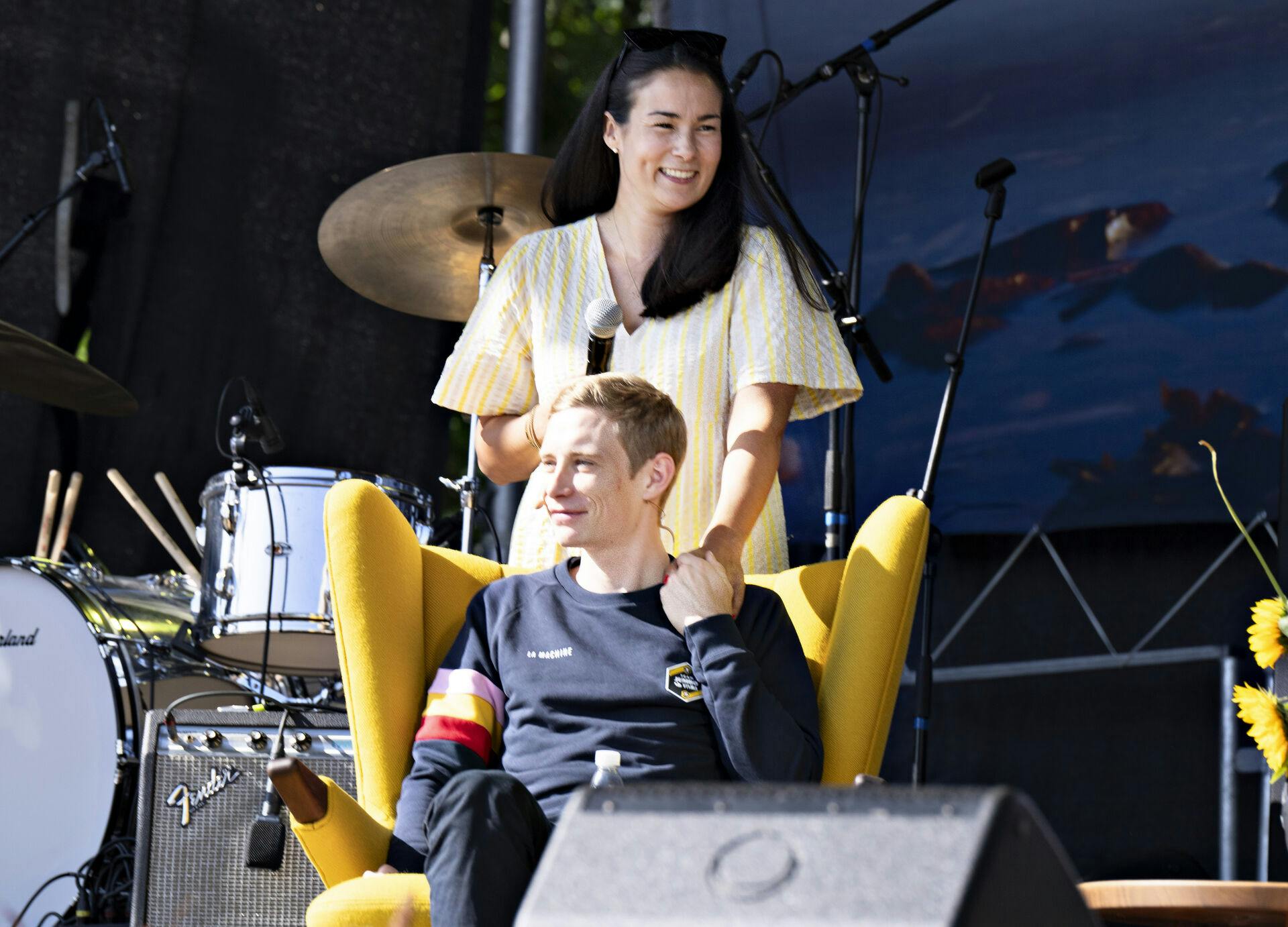 Jonas Vingegaard med Trine på scenen og bliver fejret i Glyngøre torsdag den 27. juli 2023. Jonas Vingegaard har i netop vundet Tour de France for anden gang og bliver fejret i sin hjemby.. (Foto: Henning Bagger/Ritzau Scanpix)