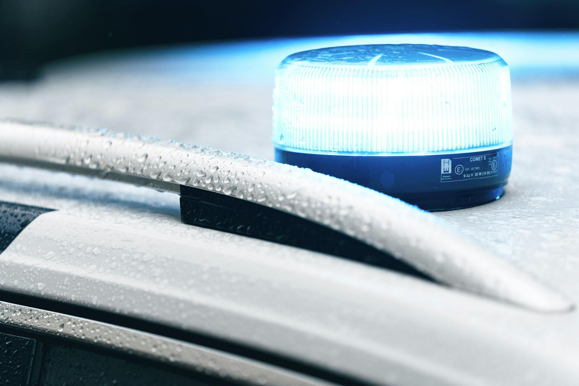 Ifølge politiet forsøgte kvinden at tage kvælertag på en betjent.