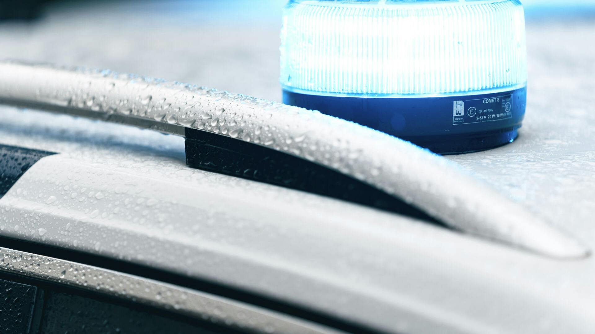 Ifølge politiet forsøgte kvinden at tage kvælertag på en betjent.